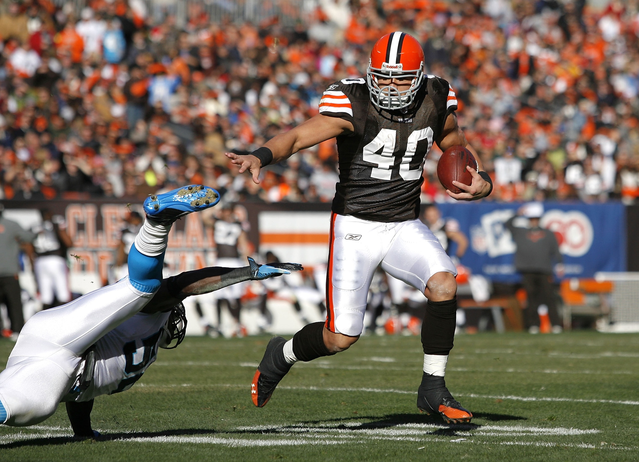 CLEVELAND - NOVEMBER 28:  Running back Peyton Hillis #40 of the Cleveland Browns runs the ball by linebacker Jon Beason #52 of the Carolina Panthers for a touchdown at Cleveland Browns Stadium on November 28, 2010 in Cleveland, Ohio.  (Photo by Matt Sulli