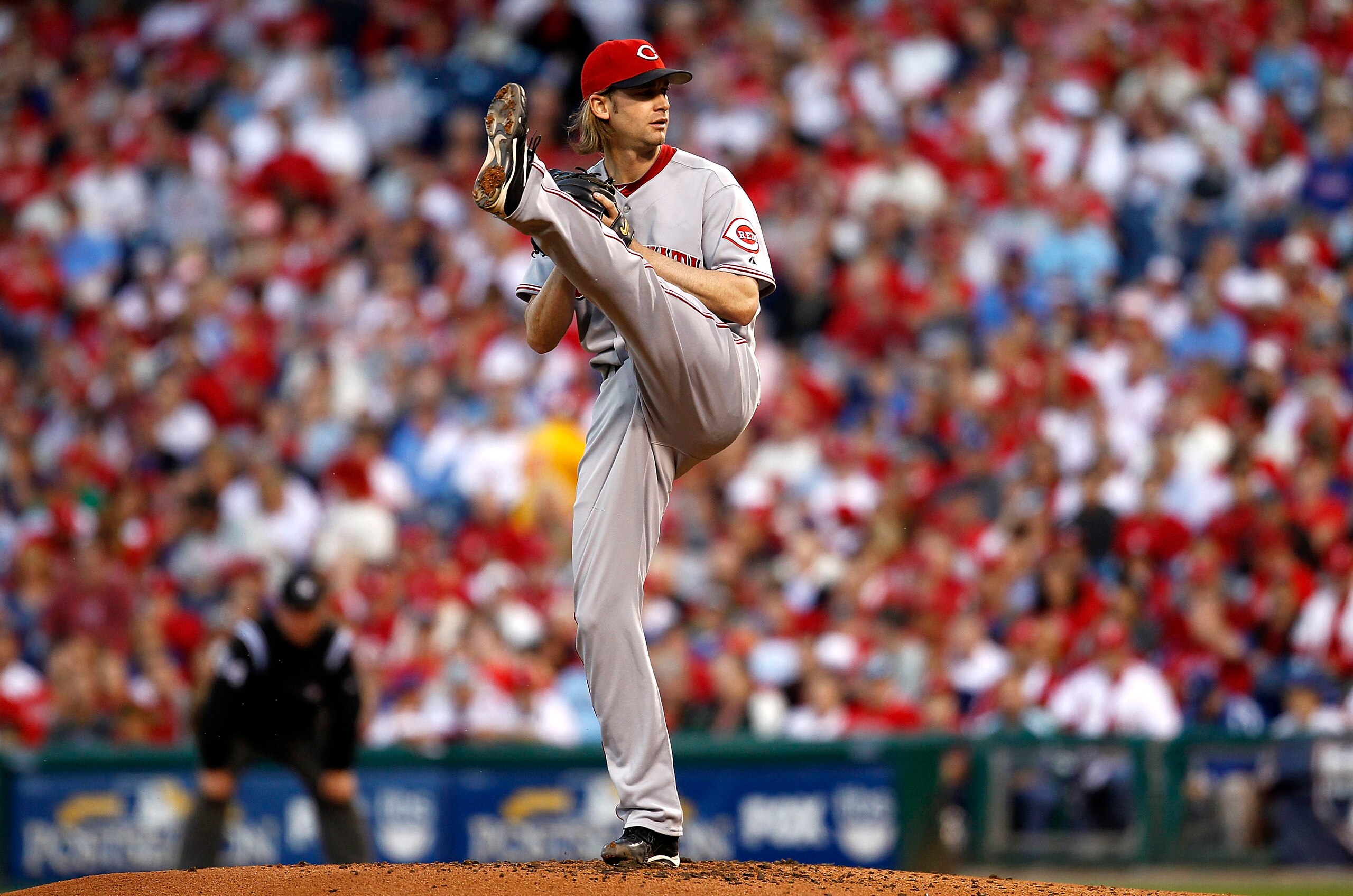 PHILADELPHIA - OCTOBER 08:  Bronson Arroyo #61 of the Cincinnati Reds pitches in Game 2 of the NLDS against the Philadelphia Phillies at Citizens Bank Park on October 8, 2010 in Philadelphia, Pennsylvania.  (Photo by Jeff Zelevansky/Getty Images)