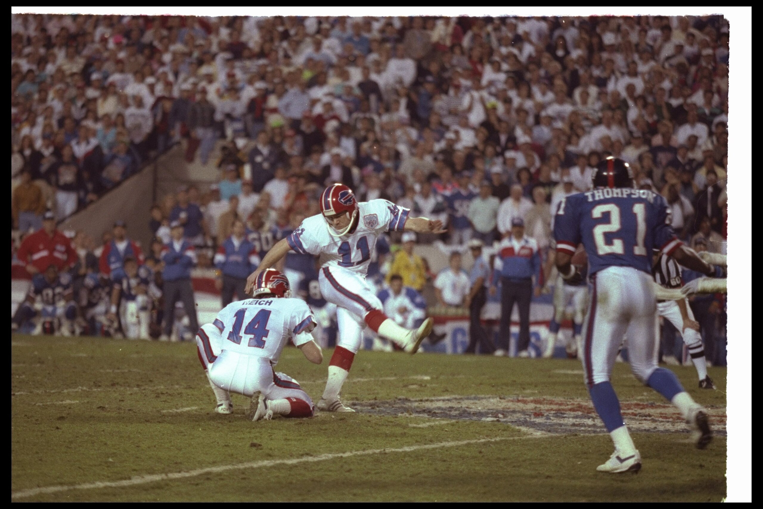 12 Jan 1991: Kicker Scott Norwood of the Buffalo Bills misses a 47-yard field goal wide right as time runs out to lose the game during Super Bowl XXV against the New York Giants at Tampa Stadium in Tampa, Florida. The Giants won the game, 20-19.