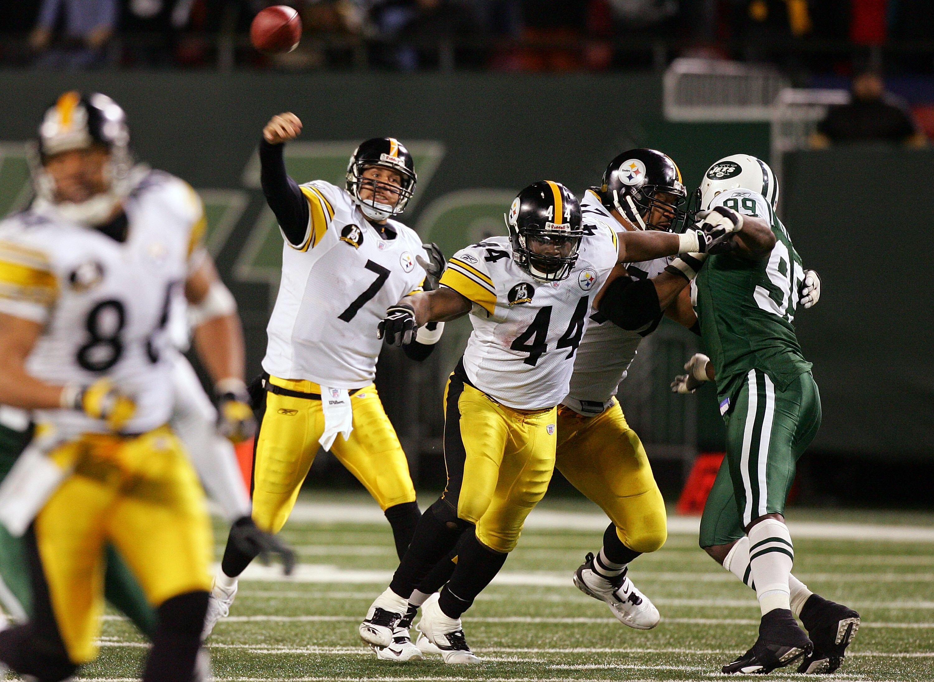 EAST RUTHERFORD, NJ - NOVEMBER 18:  Ben Roethlisberger #7 of the Pittsburgh Steelers throws a pass against the New York Jets at Giants Stadium November 18, 2007 in East Rutherford, New Jersey.  (Photo by Jim McIsaac/Getty Images)