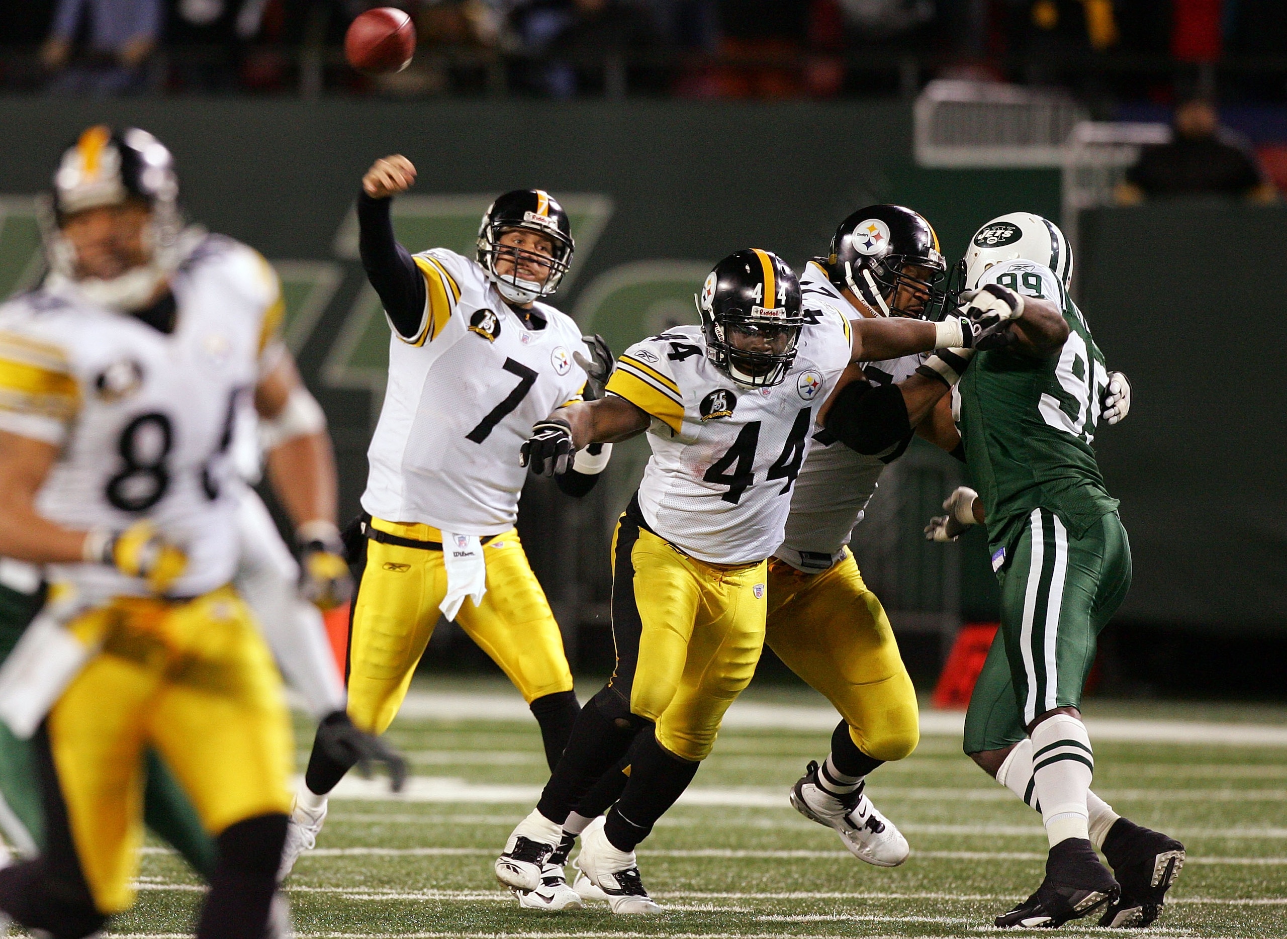 EAST RUTHERFORD, NJ - NOVEMBER 18:  Ben Roethlisberger #7 of the Pittsburgh Steelers throws a pass against the New York Jets at Giants Stadium November 18, 2007 in East Rutherford, New Jersey.  (Photo by Jim McIsaac/Getty Images)