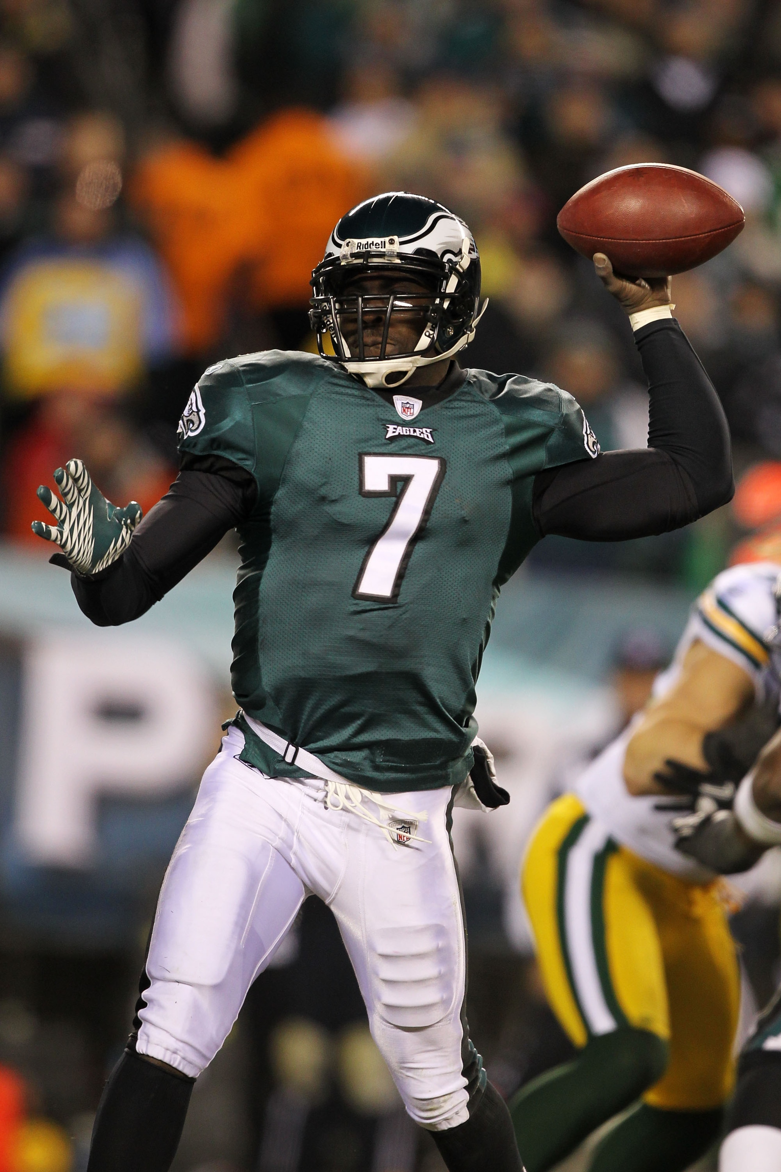 PHILADELPHIA, PA - JANUARY 09: Michael Vick #7 of the Philadelphia Eagles scrambles against the Green Bay Packers during the 2011 NFC wild card playoff game at Lincoln Financial Field on January 9, 2011 in Philadelphia, Pennsylvania. (Photo by Al Bello/ PHILADELPHIA, PA - JANUARY 09: Michael Vick #7 of the Philadelphia Eagles scrambles against the Green Bay Packers during the 2011 NFC wild card playoff game at Lincoln Financial Field on January 9, 2011 in Philadelphia, Pennsylvania. (Photo by Al Bello/