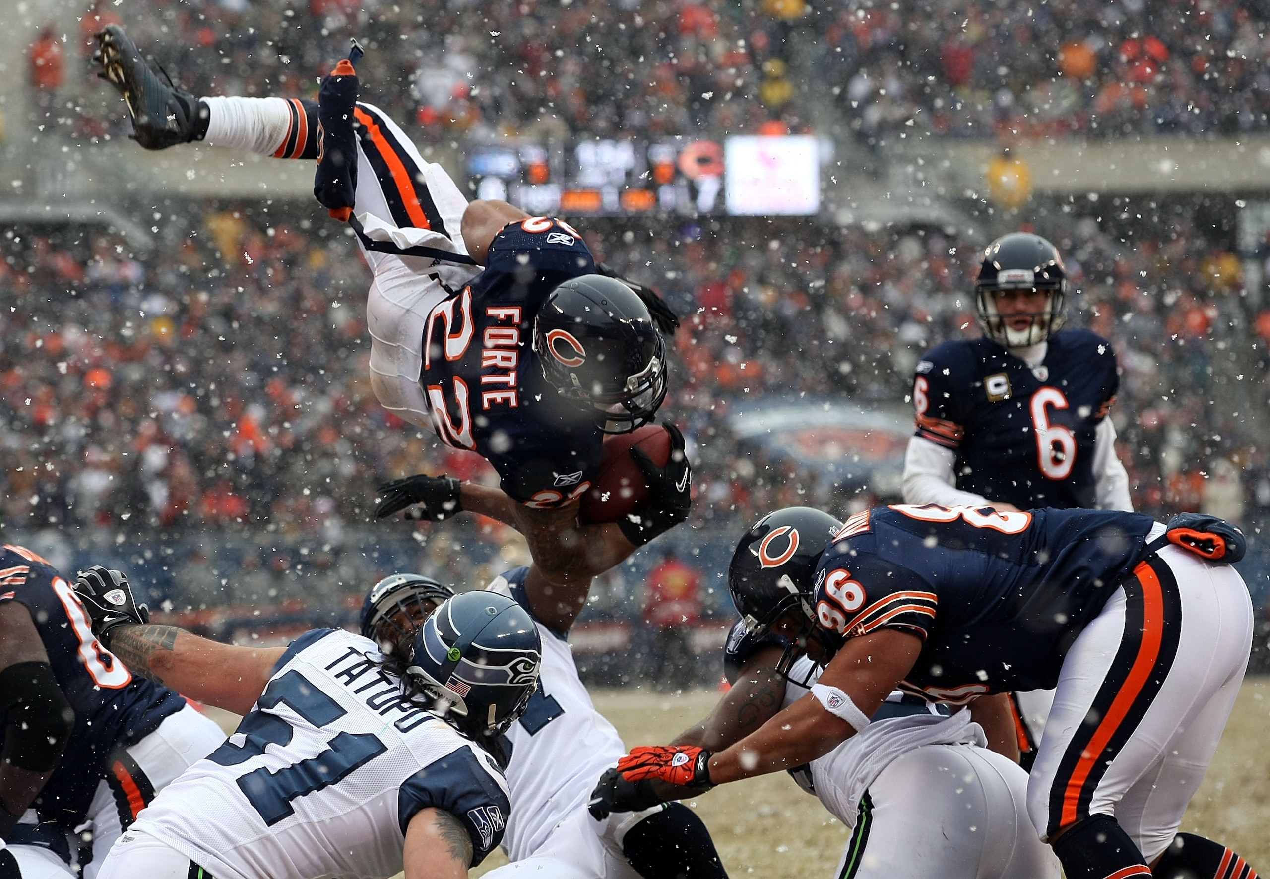 CHICAGO, IL - JANUARY 16:  Running back Matt Forte #22 of the Chicago Bears attempts to jump into the endzone but is stopped short in the second quarter against the Seattle Seahawks in the 2011 NFC divisional playoff game at Soldier Field on January 16, 2
