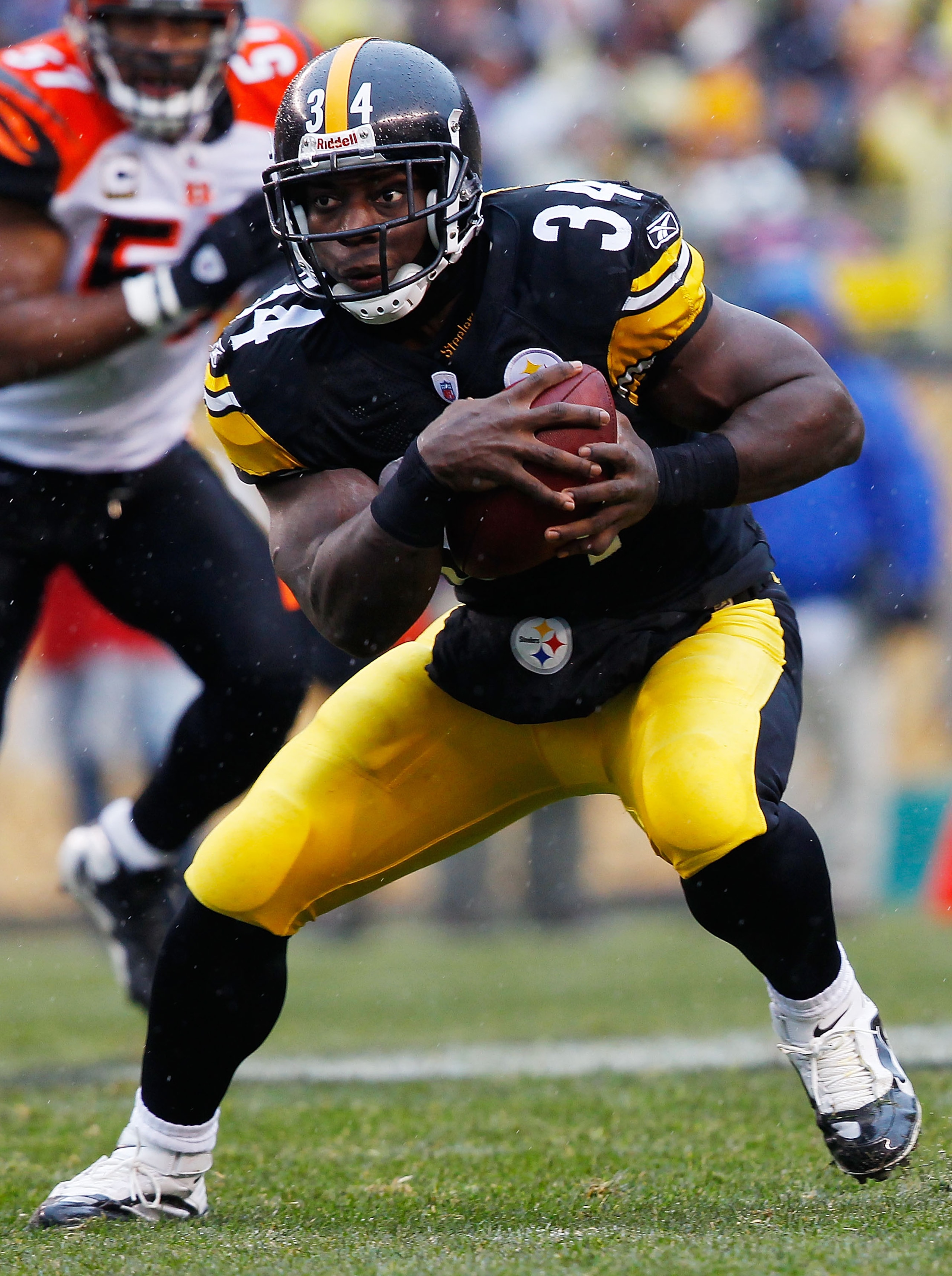 PITTSBURGH - DECEMBER 12: Rashard Mendenhall #34 of the Pittsburgh Steelers runs with the ball against the Cincinnati Bengals during the game on December 12, 2010 at Heinz Field in Pittsburgh, Pennsylvania. (Photo by Jared Wickerham/Getty Images) PITTSBURGH - DECEMBER 12: Rashard Mendenhall #34 of the Pittsburgh Steelers runs with the ball against the Cincinnati Bengals during the game on December 12, 2010 at Heinz Field in Pittsburgh, Pennsylvania. (Photo by Jared Wickerham/Getty Images)
