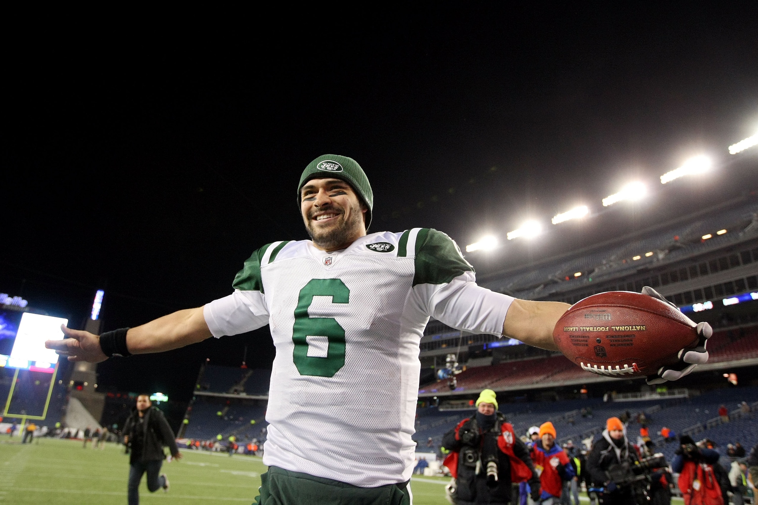 FOXBORO, MA - JANUARY 16: Mark Sanchez #6 of the New York Jets celebrates after the Jets defeated the Patriots 28 to 21 in their 2011 AFC divisional playoff game at Gillette Stadium on January 16, 2011 in Foxboro, Massachusetts. (Photo by Al Bello/Getty FOXBORO, MA - JANUARY 16: Mark Sanchez #6 of the New York Jets celebrates after the Jets defeated the Patriots 28 to 21 in their 2011 AFC divisional playoff game at Gillette Stadium on January 16, 2011 in Foxboro, Massachusetts. (Photo by Al Bello/Getty