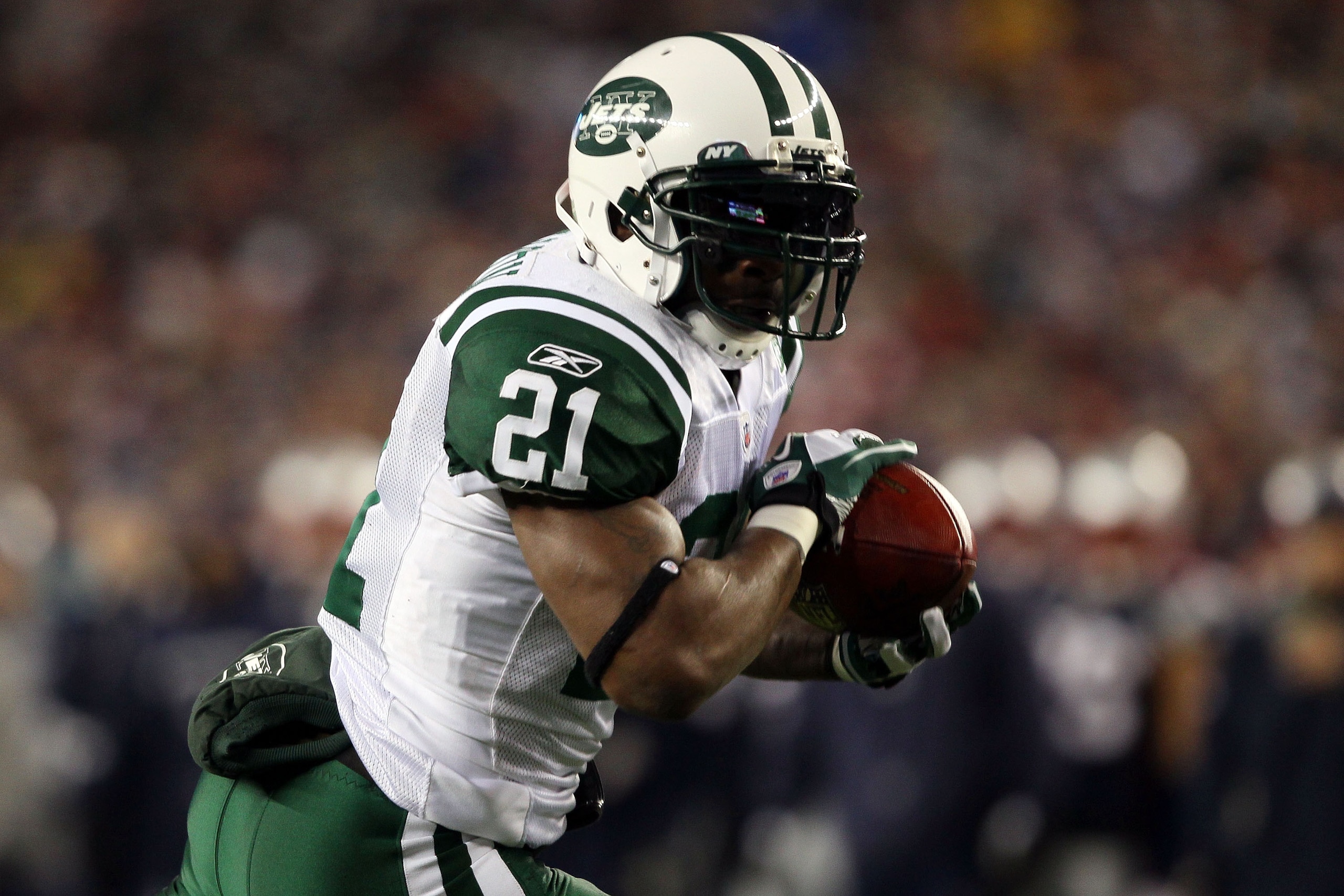 FOXBORO, MA - JANUARY 16: LaDainian Tomlinson #21 of the New York Jets runs for a touchdown during their 2011 AFC divisional playoff game against the New England Patriots at Gillette Stadium on January 16, 2011 in Foxboro, Massachusetts. (Photo by Elsa/ FOXBORO, MA - JANUARY 16: LaDainian Tomlinson #21 of the New York Jets runs for a touchdown during their 2011 AFC divisional playoff game against the New England Patriots at Gillette Stadium on January 16, 2011 in Foxboro, Massachusetts. (Photo by Elsa/