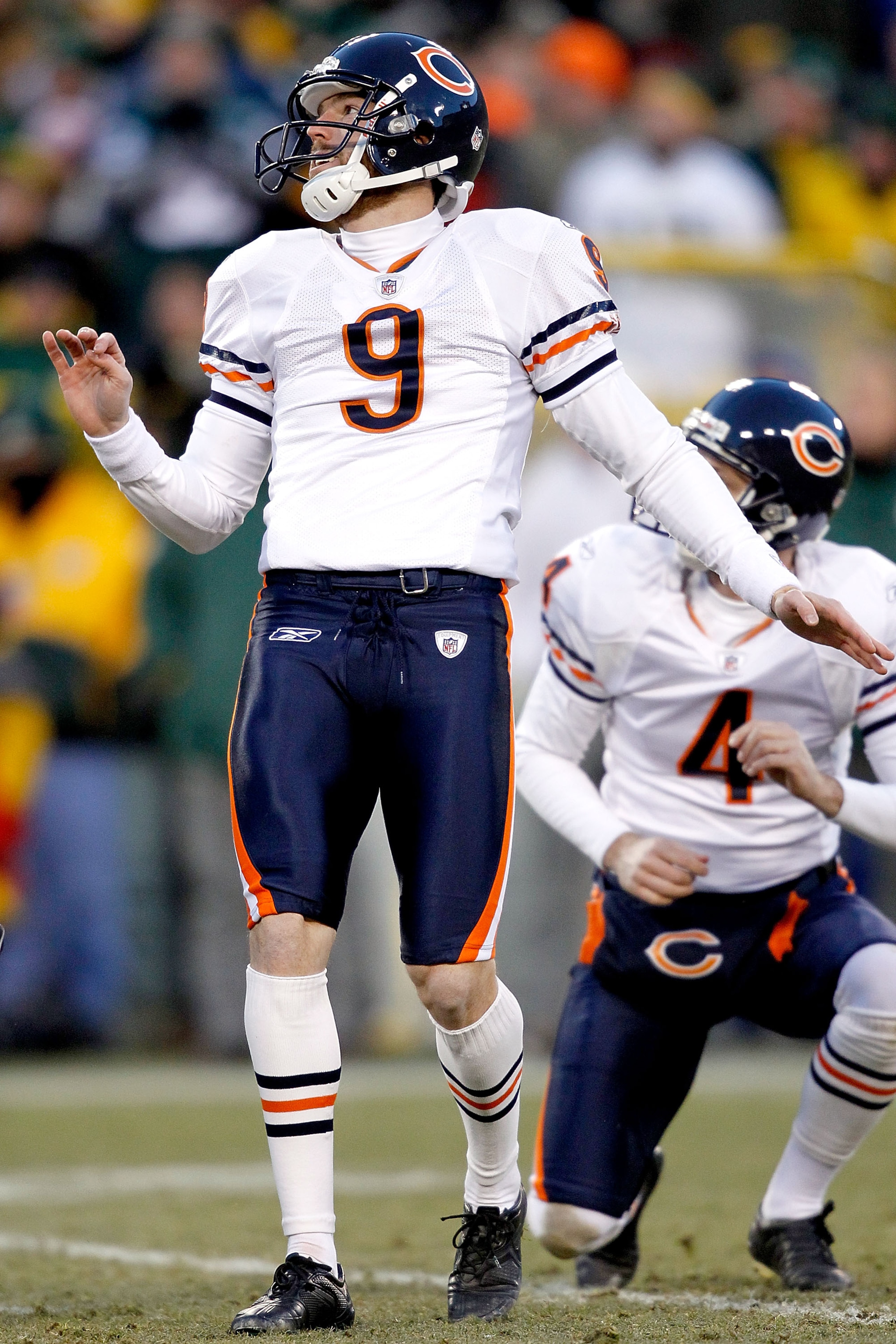 GREEN BAY, WI - JANUARY 02: Robbie Gould #9 of the Chicago Bears kicks a field goal against the Green Bay Packers at Lambeau Field on January 2, 2011 in Green Bay, Wisconsin. (Photo by Matthew Stockman/Getty Images) GREEN BAY, WI - JANUARY 02: Robbie Gould #9 of the Chicago Bears kicks a field goal against the Green Bay Packers at Lambeau Field on January 2, 2011 in Green Bay, Wisconsin. (Photo by Matthew Stockman/Getty Images)