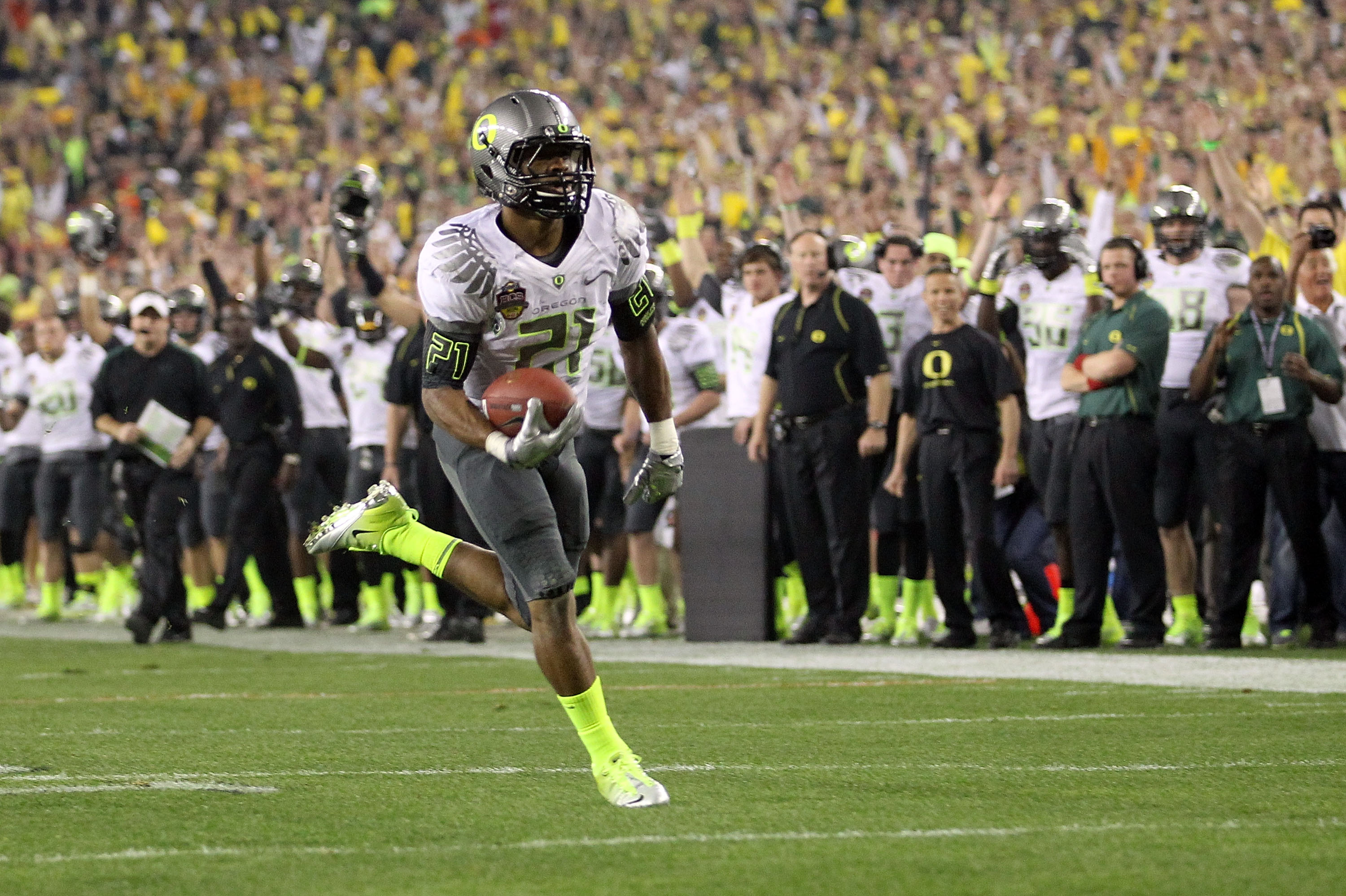GLENDALE, AZ - JANUARY 10:  LaMichael James #21 of the Oregon Ducks scores on a eight-yard touchdown reception in the second quarter against the Auburn Tigers during the Tostitos BCS National Championship Game at University of Phoenix Stadium on January 1