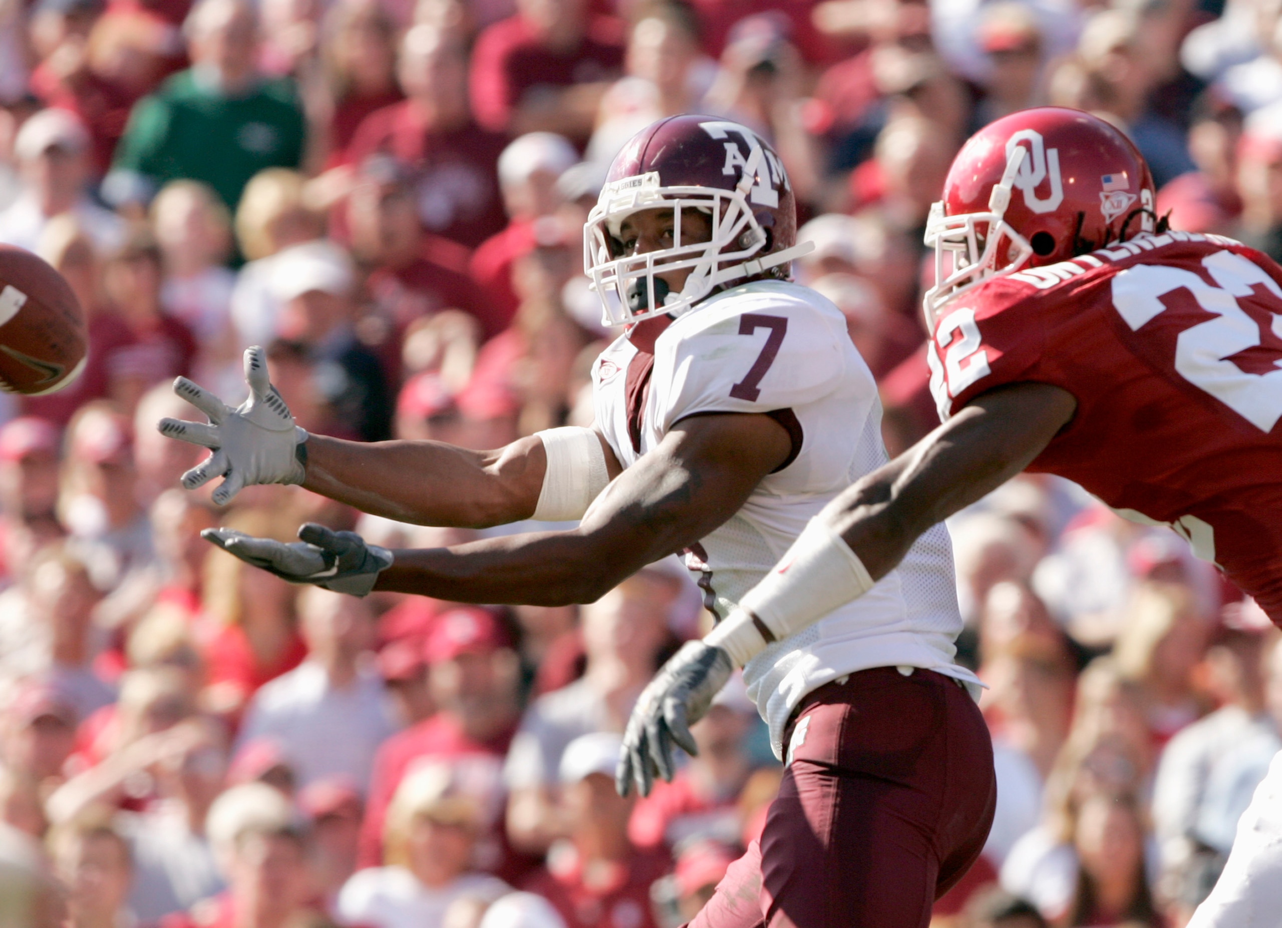 NORMAN, OK - NOVEMBER 12:  Jason Carter #7 of the Texas A&M Aggies moves to make the reception during the game against the Oklahoma Sooners on November 12, 2005 at Memorial Stadium in Norman, Oklahoma.  The Sooners won 36-30.  (Photo by Brian Bahr/Getty I