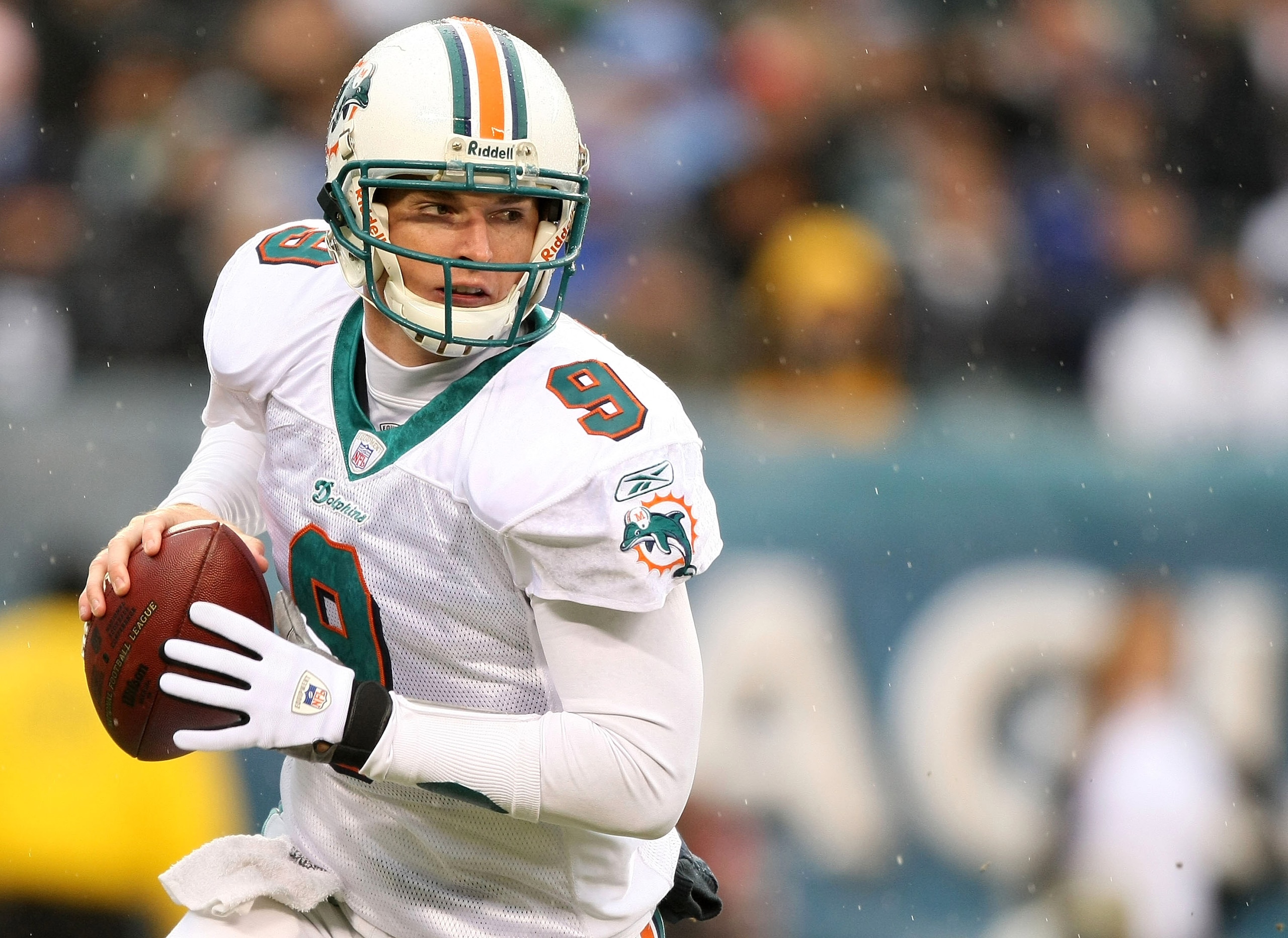 PHILADELPHIA - NOVEMBER 18: John Beck #9 of the Miami Dolphins looks to pass against the Philadelphia Eagles on November 18, 2007 at Lincoln Financial Field in Philadelphia, Pennsylvania.  (Photo by Al Bello/Getty Images)