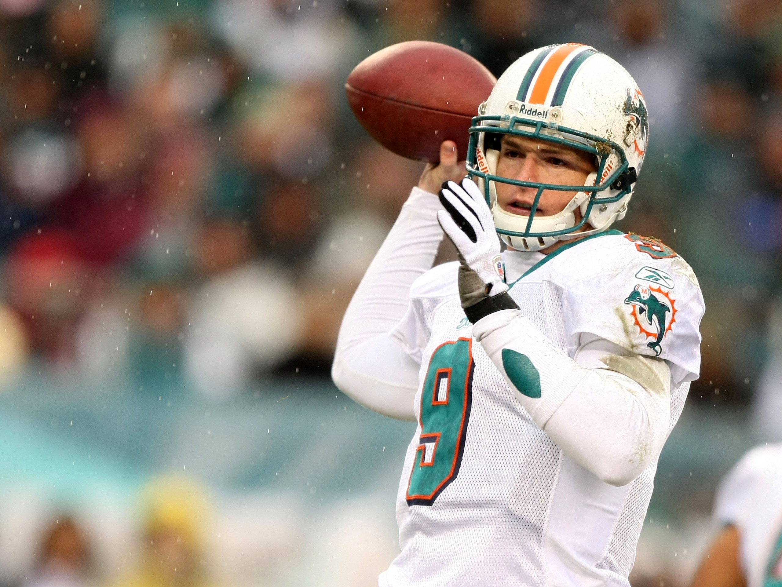 PHILADELPHIA - NOVEMBER 18:  John Beck #9 of the Miami Dolphins looks to pass against the Philadelphia Eagles on November 18, 2007 at Lincoln Financial Field in Philadelphia, Pennsylvania.  (Photo by Al Bello/Getty Images)