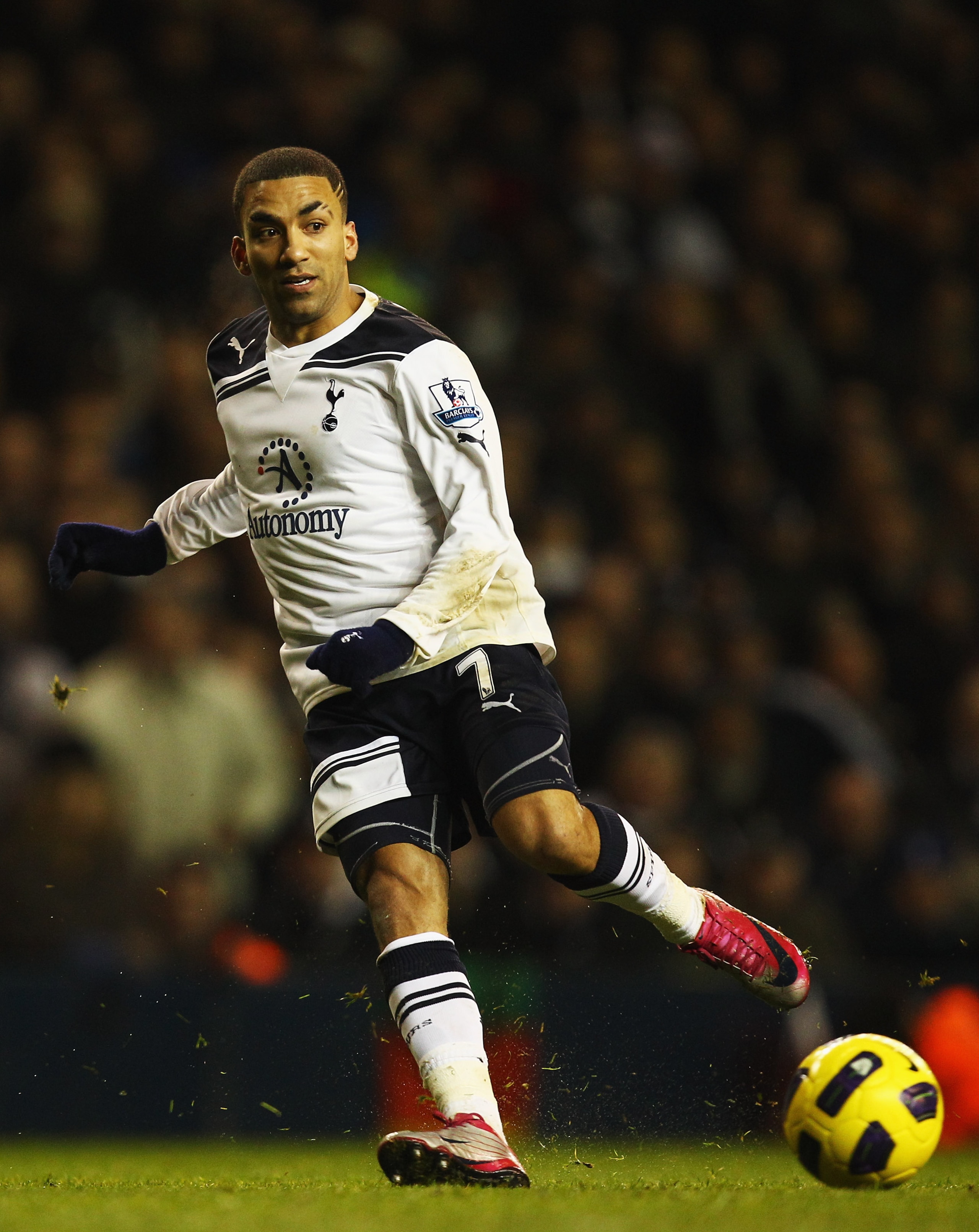 LONDON, UNITED KINGDOM - JANUARY 01:  Aaron Lennon of Tottenham Hotspur runs with the ball during the Barclays Premier League match between Tottenham Hotspur and Fulham at White Hart Lane on January 1, 2011 in London, England.  (Photo by Richard Heathcote