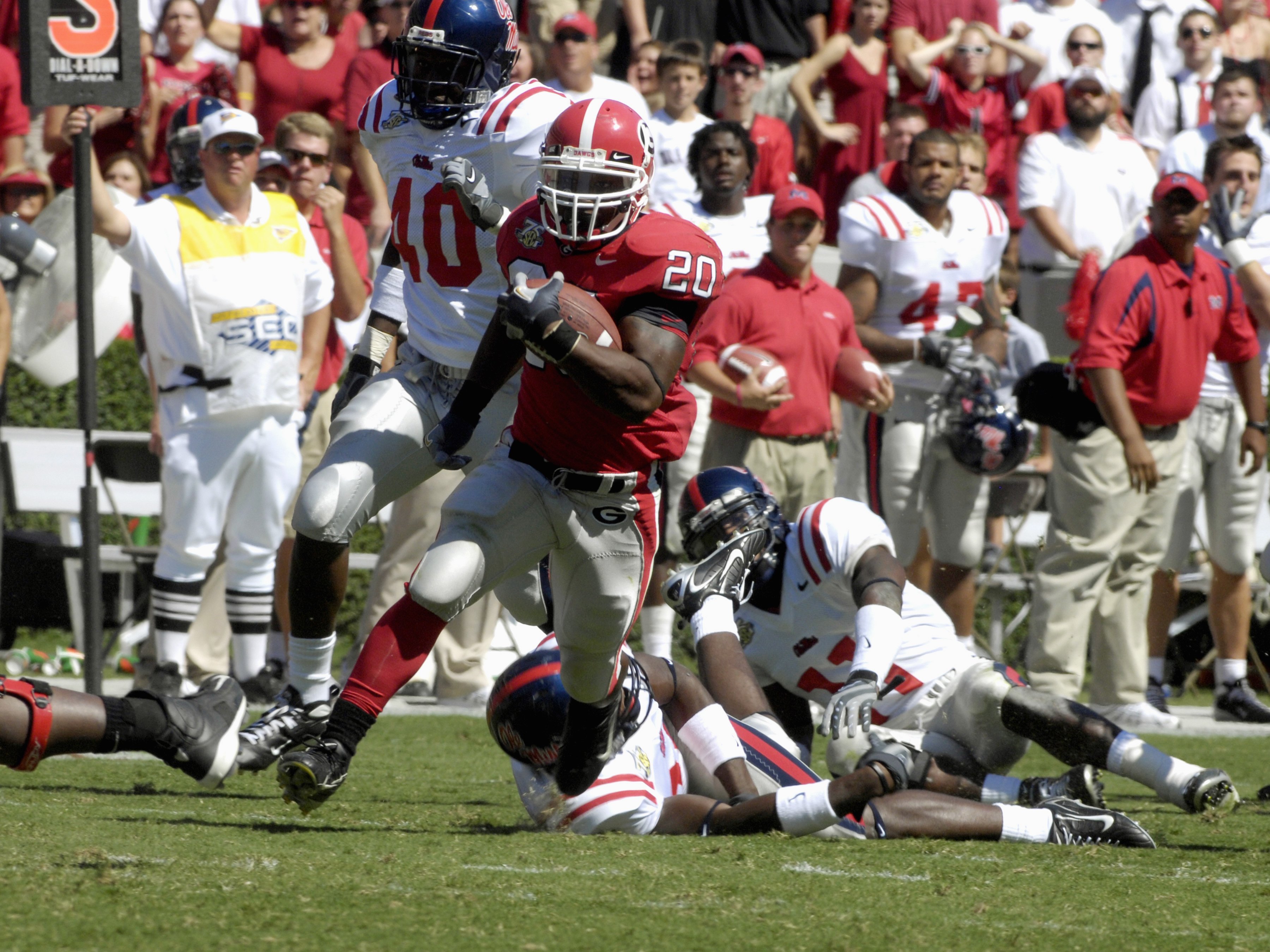 ATHENS, GA - SEPTEMBER 29: Running back Thomas Brown #20 of  the Georgia Bulldogs rushes for a 38-yard touchdown against the Mississippi Rebels at Sanford Stadium on September 29, 2007 in Athens, Georgia.  (Photo by Al Messerschmidt/Getty Images)