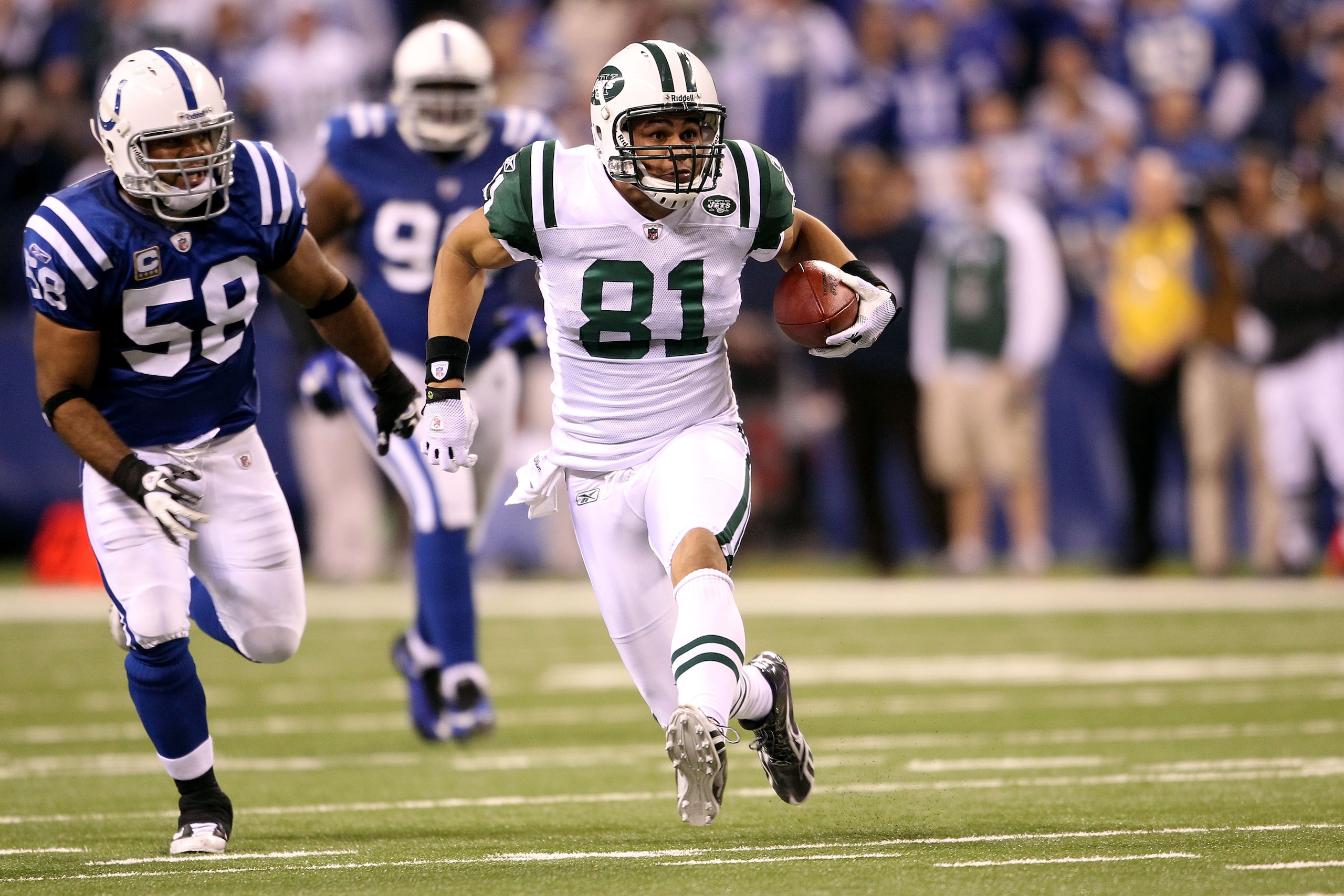 INDIANAPOLIS, IN - JANUARY 08:  Dustin Keller #81 of the New York Jets runs for yards after the catch against Gary Brackett #58 of the Indianapolis Colts during their 2011 AFC wild card playoff game at Lucas Oil Stadium on January 8, 2011 in Indianapolis,