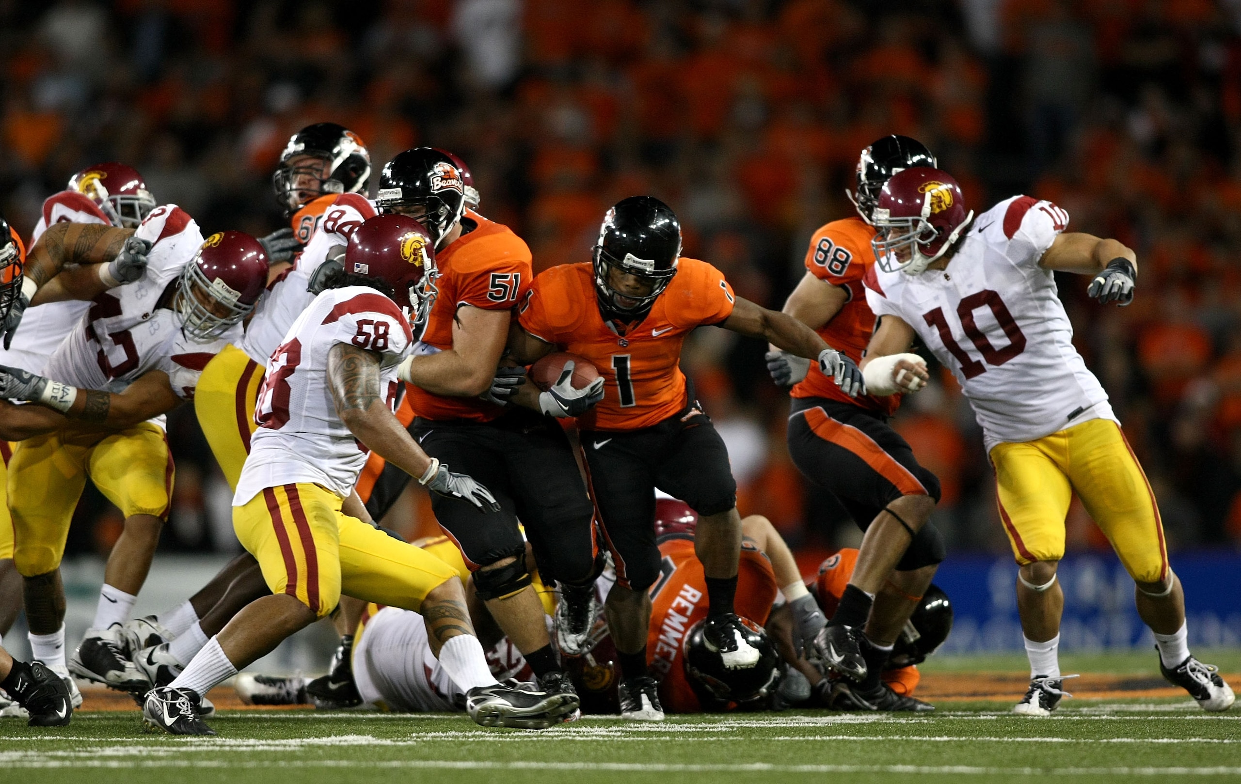 CORVALIS, OR - SEPTEMBER 25:  Jacquizz Rodgers #1 of the Oregon State Beavers runs with the ball against the Southern California Trojans at Reser Stadium on September 25, 2008 in Corvalis, Oregon.  (Photo by Jonathan Ferrey/Getty Images)