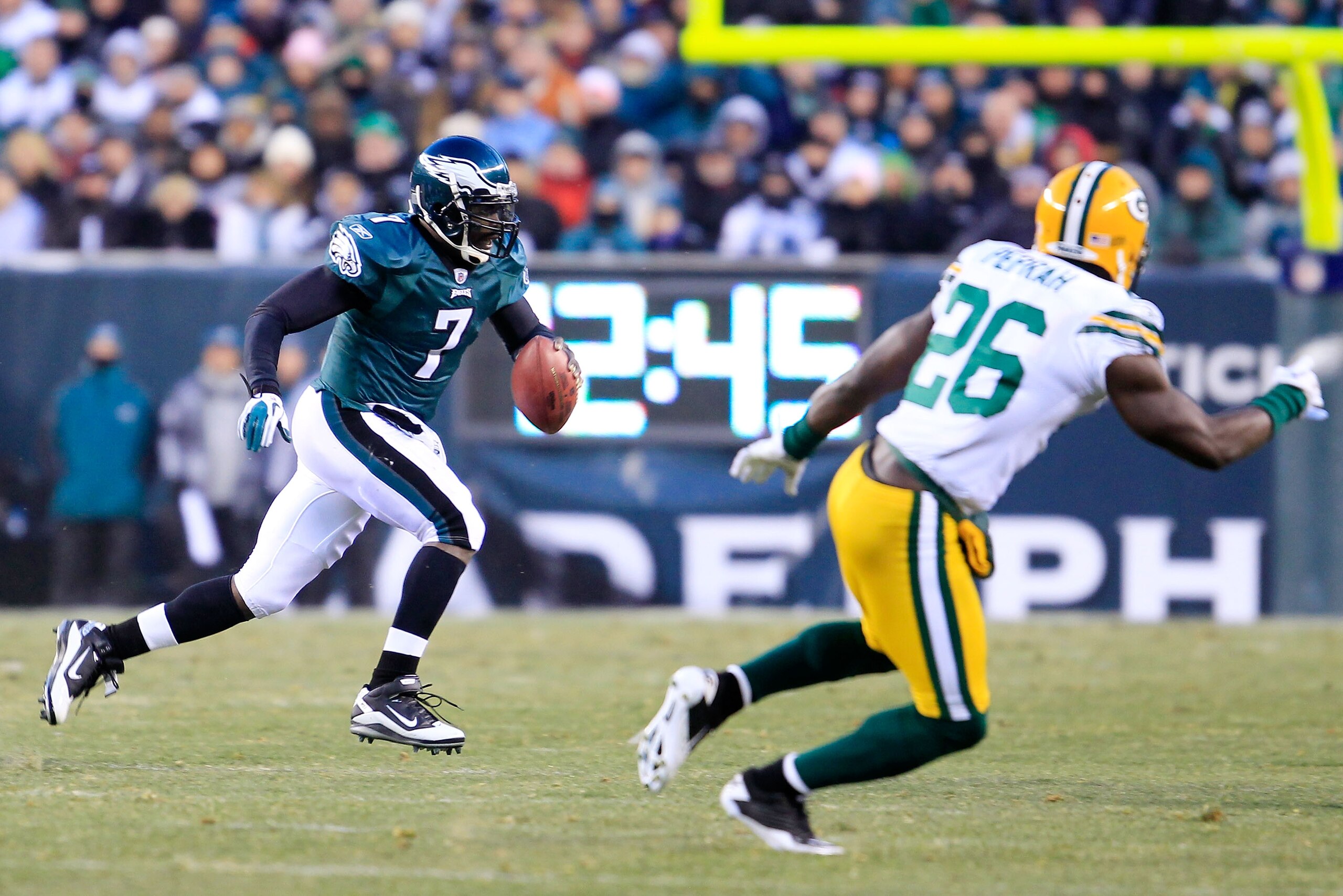 PHILADELPHIA, PA - JANUARY 09:  Michael Vick #7 of the Philadelphia Eagles scrambles against the Green Bay Packers during the 2011 NFC wild card playoff game at Lincoln Financial Field on January 9, 2011 in Philadelphia, Pennsylvania.  (Photo by Chris Tro