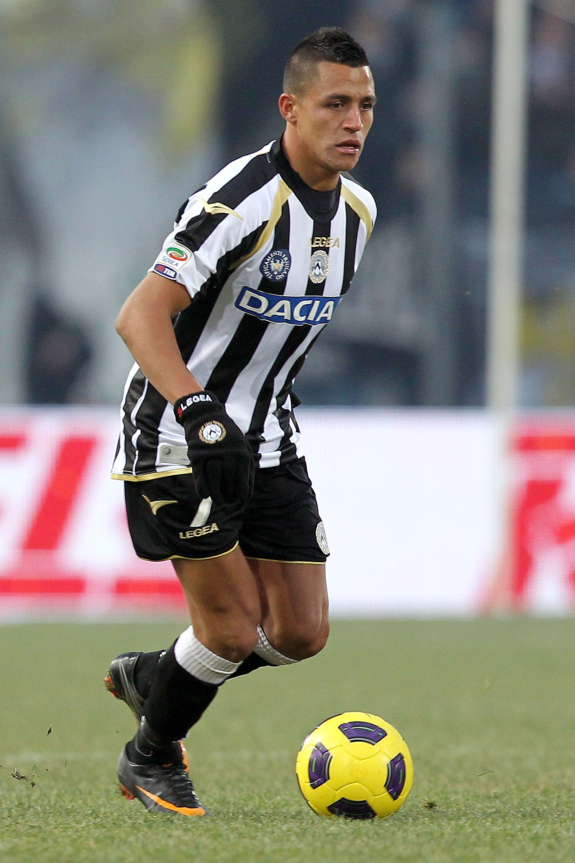 UDINE, ITALY - JANUARY 06: Alexis Sanchez of Udinese Calcio in action during the Serie A match between Udinese and Chievo at Stadio Friuli on January 6, 2011 in Udine, Italy.  (Photo by Gabriele Maltinti/Getty Images)