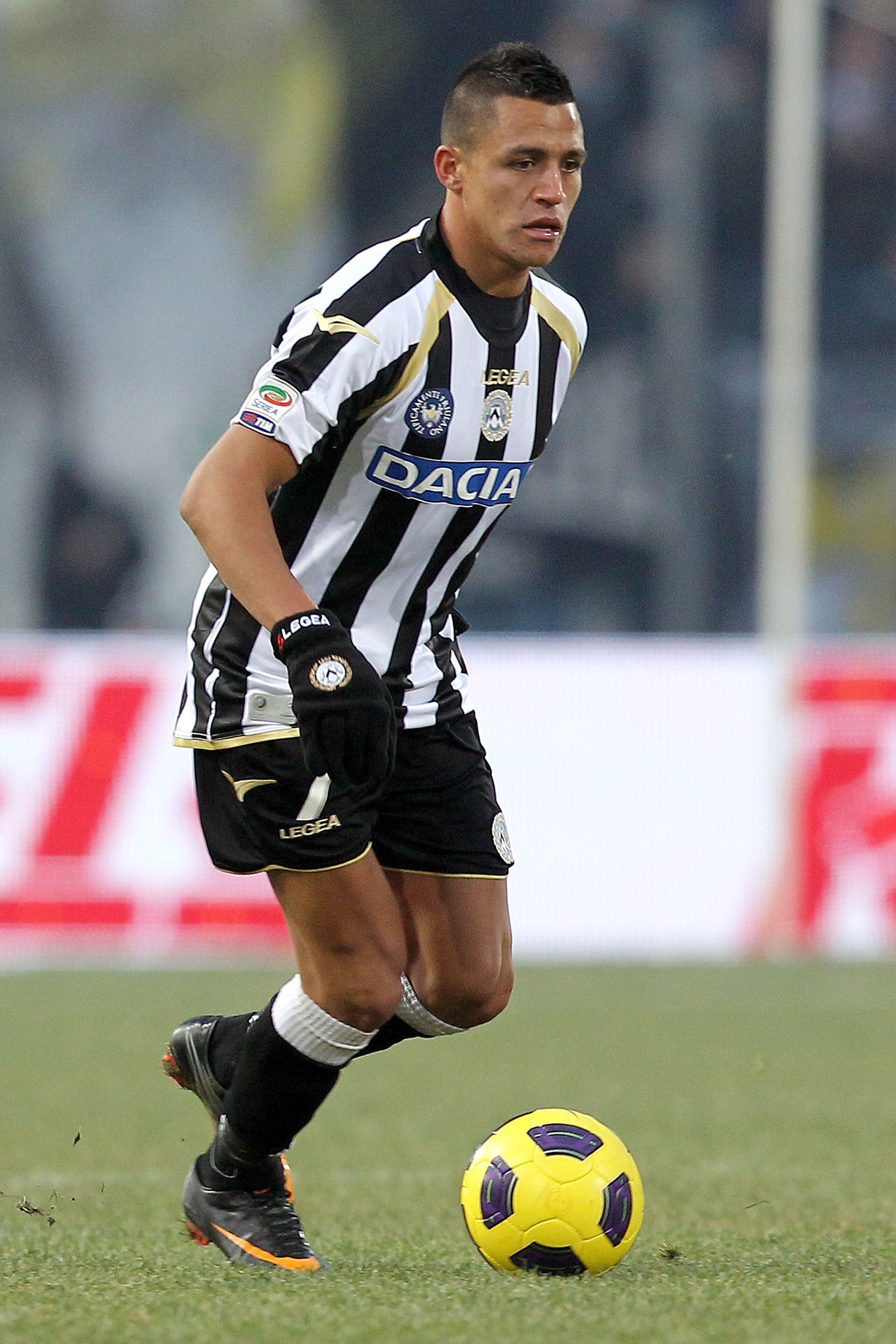 UDINE, ITALY - JANUARY 06: Alexis Sanchez of Udinese Calcio in action during the Serie A match between Udinese and Chievo at Stadio Friuli on January 6, 2011 in Udine, Italy. (Photo by Gabriele Maltinti/Getty Images) UDINE, ITALY - JANUARY 06: Alexis Sanchez of Udinese Calcio in action during the Serie A match between Udinese and Chievo at Stadio Friuli on January 6, 2011 in Udine, Italy. (Photo by Gabriele Maltinti/Getty Images)