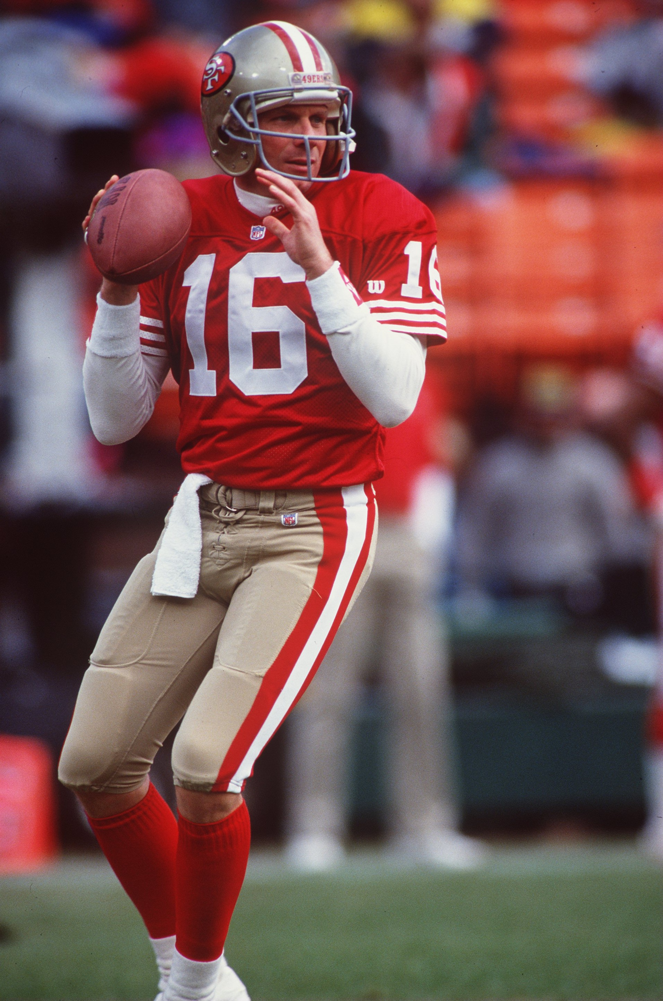 1990:  SAN FRANCISCO 49ERS QUARTERBACK JOE MONTANA SETS TO THROW DURING THE 49ERS 20-13 NFC DIVISION PLAY OFF WIN OVER THE WASHINGTON REDSKINS AT CANDLESTICK PARK IN SAN FRANCISCO, CALIFORNIA.   Mandatory Credit: Otto Greule/ALLSPORT