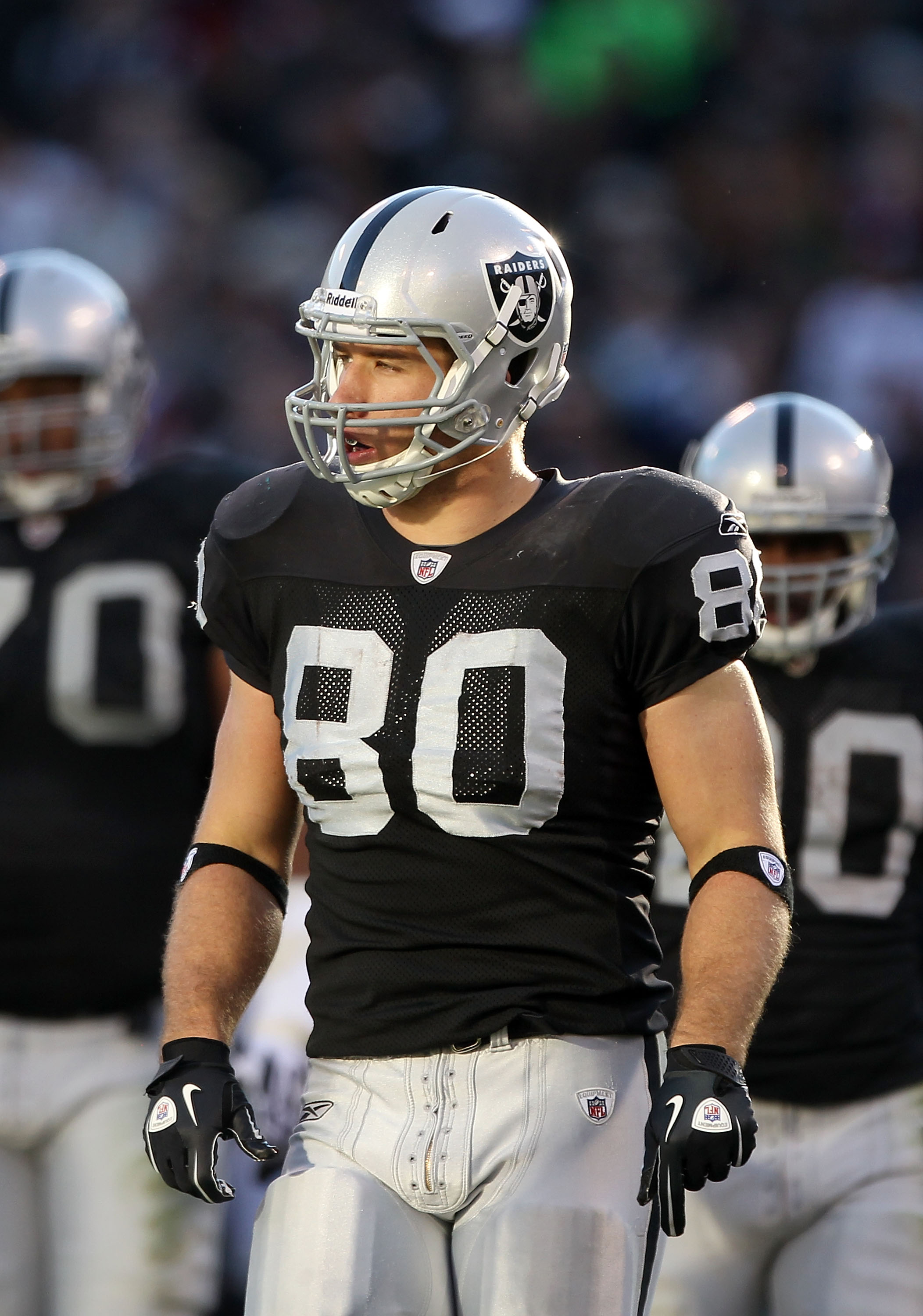 OAKLAND, CA - NOVEMBER 28:  Zach Miller #80 of the Oakland Raiders in action against the Miami Dolphins at Oakland-Alameda County Coliseum on November 28, 2010 in Oakland, California.  (Photo by Ezra Shaw/Getty Images)
