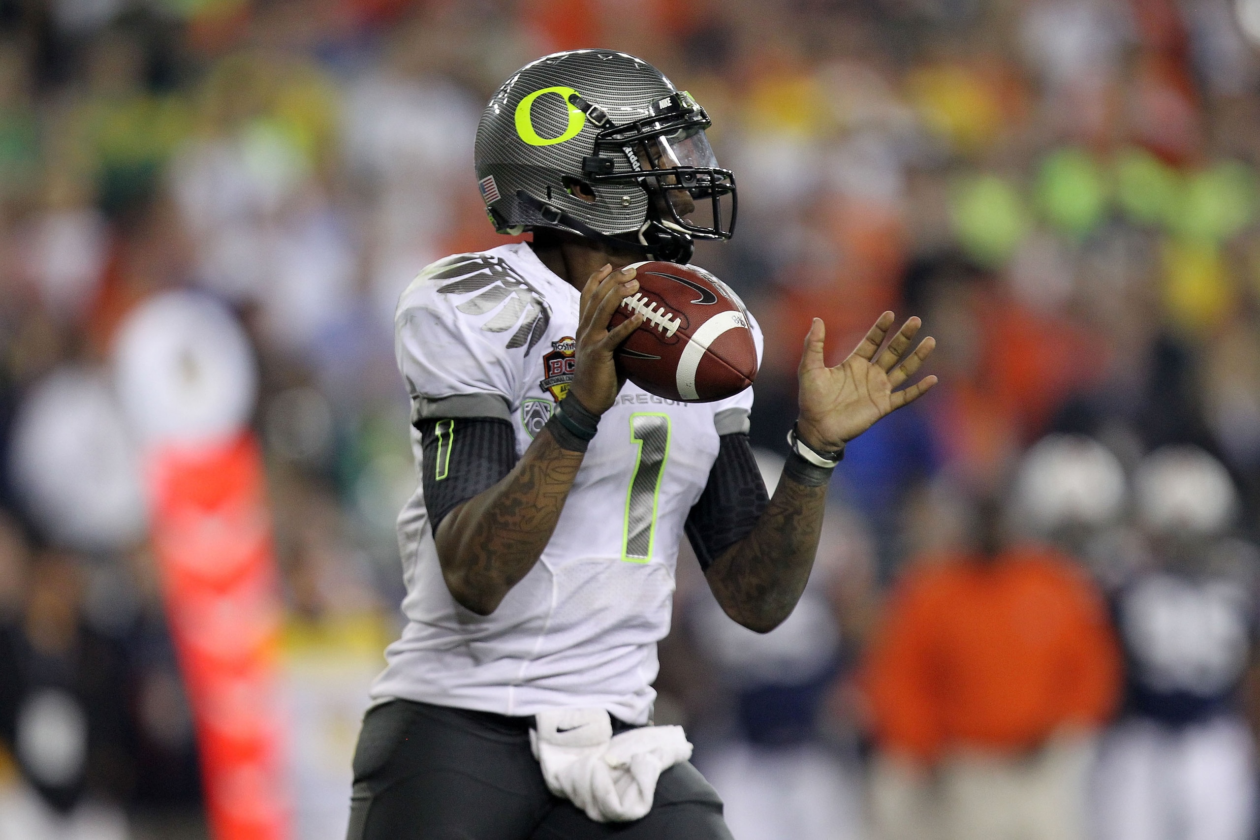 GLENDALE, AZ - JANUARY 10: Darron Thomas #1 of the Oregon Ducks scrambles against the Auburn Tigers during the Tostitos BCS National Championship Game at University of Phoenix Stadium on January 10, 2011 in Glendale, Arizona. (Photo by Ronald Martinez/G GLENDALE, AZ - JANUARY 10: Darron Thomas #1 of the Oregon Ducks scrambles against the Auburn Tigers during the Tostitos BCS National Championship Game at University of Phoenix Stadium on January 10, 2011 in Glendale, Arizona. (Photo by Ronald Martinez/G