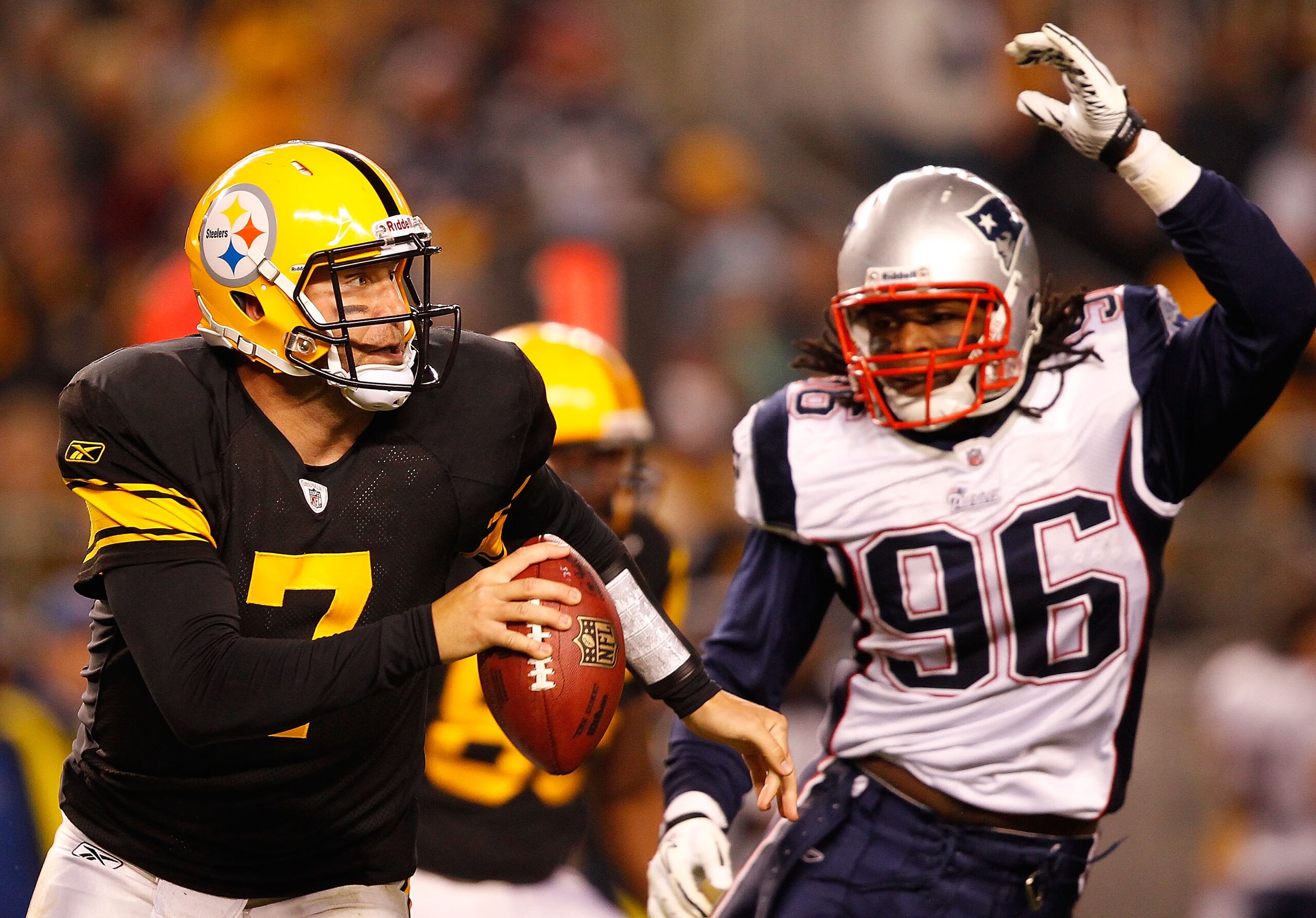 PITTSBURGH - NOVEMBER 14:  Ben Roethlisberger #7 of the Pittsburgh Steelers is hurried by Jermaine Cunningham #96 of the New England Patriots during the game on November 14, 2010 at Heinz Field in Pittsburgh, Pennsylvania.  (Photo by Jared Wickerham/Getty