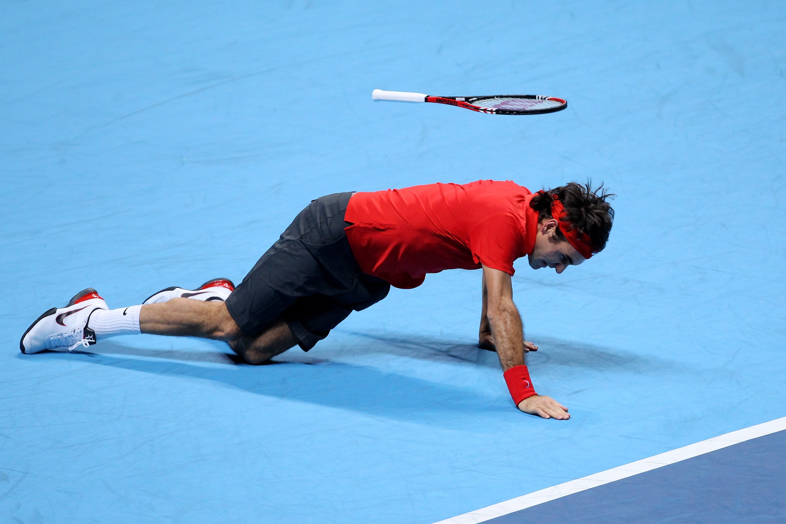 LONDON, ENGLAND - NOVEMBER 28: Roger Federer of Switzerland falls to the ground during his men's final match against Rafael Nadal of Spain during the ATP World Tour Finals at O2 Arena on November 28, 2010 in London, England. (Photo by Clive Rose/Getty I LONDON, ENGLAND - NOVEMBER 28: Roger Federer of Switzerland falls to the ground during his men's final match against Rafael Nadal of Spain during the ATP World Tour Finals at O2 Arena on November 28, 2010 in London, England. (Photo by Clive Rose/Getty I