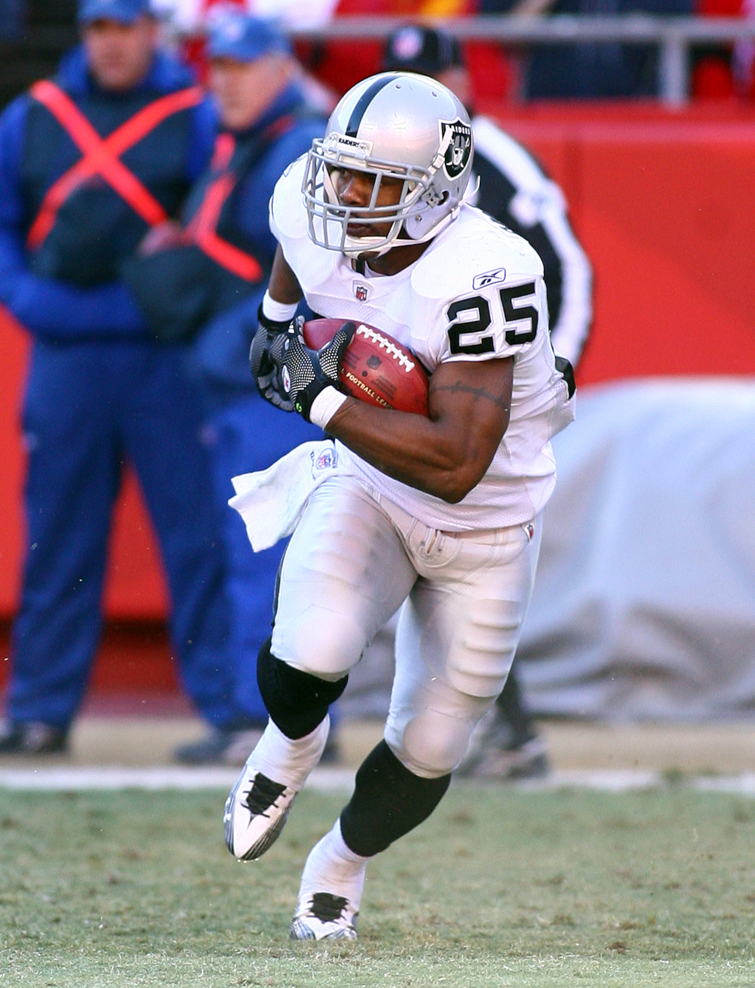 KANSAS CITY, MO - JANUARY 02: Running back Rock Cartwright #25 of the Oakland Raiders runs down field in a game against the Kansas City Chiefs at Arrowhead Stadium on January 2, 2011 in Kansas City, Missouri. (Photo by Tim Umphrey/Getty Images) KANSAS CITY, MO - JANUARY 02: Running back Rock Cartwright #25 of the Oakland Raiders runs down field in a game against the Kansas City Chiefs at Arrowhead Stadium on January 2, 2011 in Kansas City, Missouri. (Photo by Tim Umphrey/Getty Images)