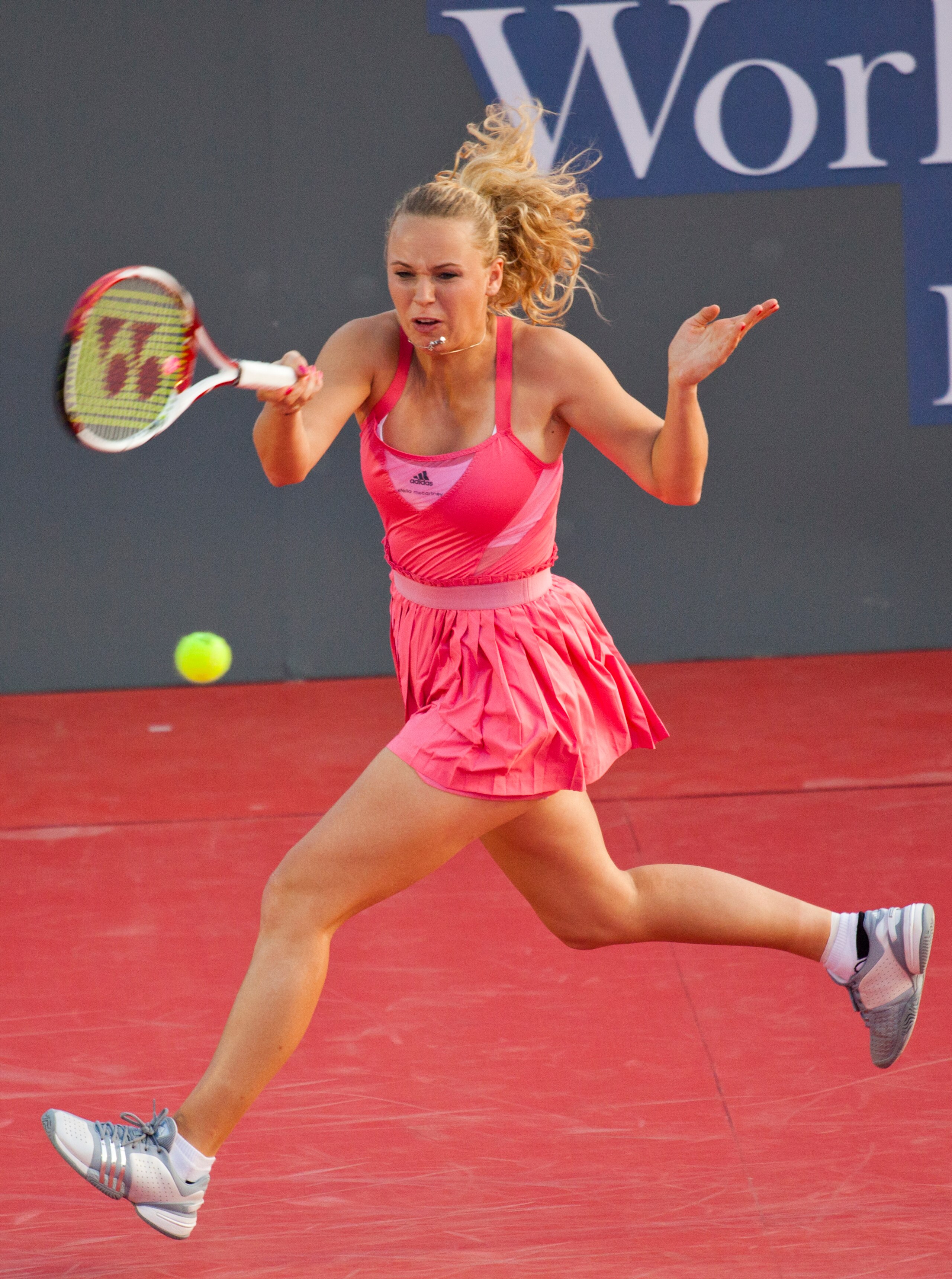 HUA HIN, THAILAND - JANUARY 01:    Caroline Wozniacki of Denmark plays a shot against Kim Clijsters of Belgium during their exhibition match at Centenial Park on January 1, 2011 in Hua Hin, Thailand.  (Photo by Athit Perawongmetha/Getty Images)