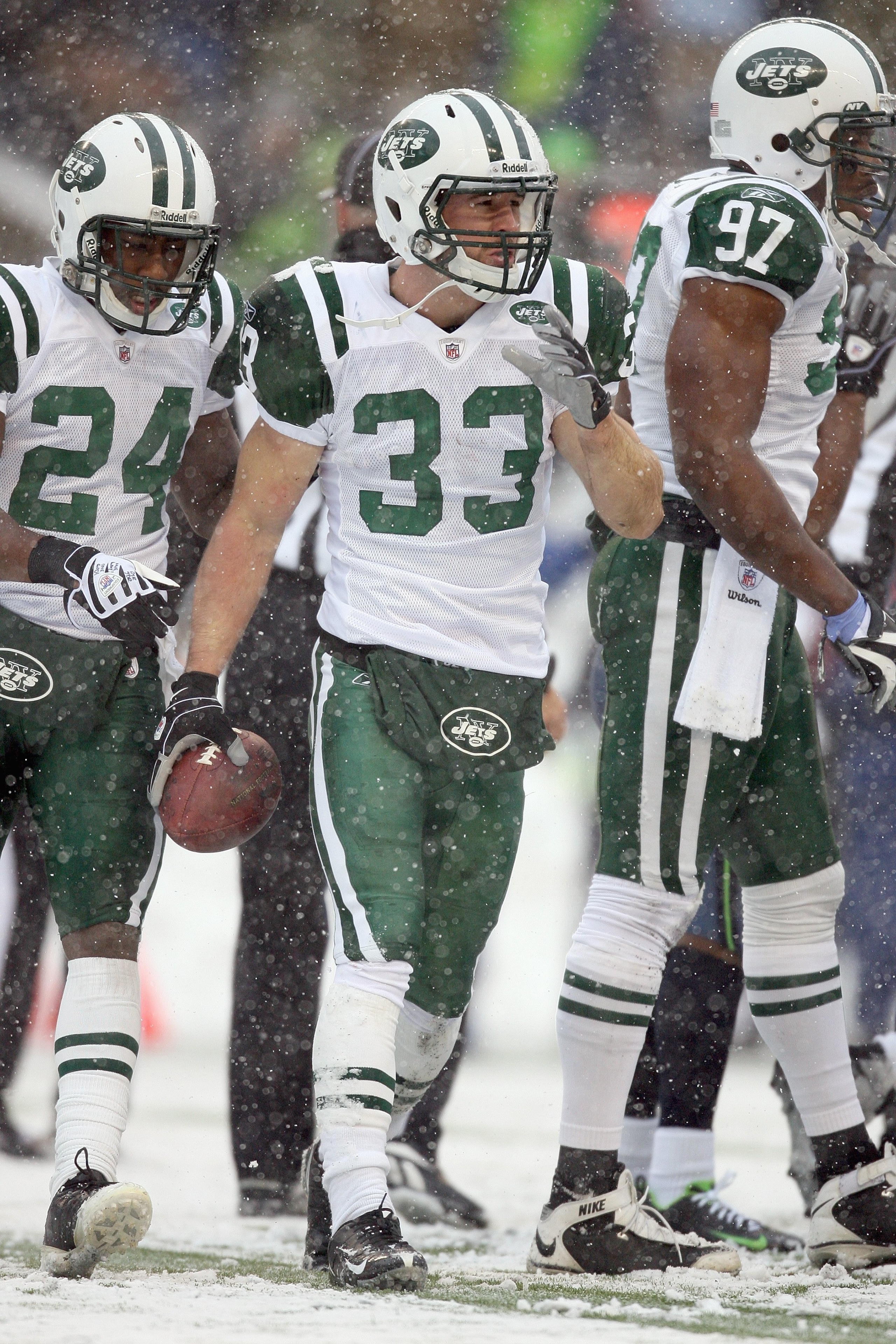 SEATTLE - DECEMBER 21: Eric Smith #33 of the New York Jets walks with the ball during the game against the Seattle Seahawks on December 21, 2008 at Qwest Field in Seattle, Washington. The Seahawks defeated the Jets 13-3. (Photo by Otto Greule Jr/Getty Im SEATTLE - DECEMBER 21: Eric Smith #33 of the New York Jets walks with the ball during the game against the Seattle Seahawks on December 21, 2008 at Qwest Field in Seattle, Washington. The Seahawks defeated the Jets 13-3. (Photo by Otto Greule Jr/Getty Im