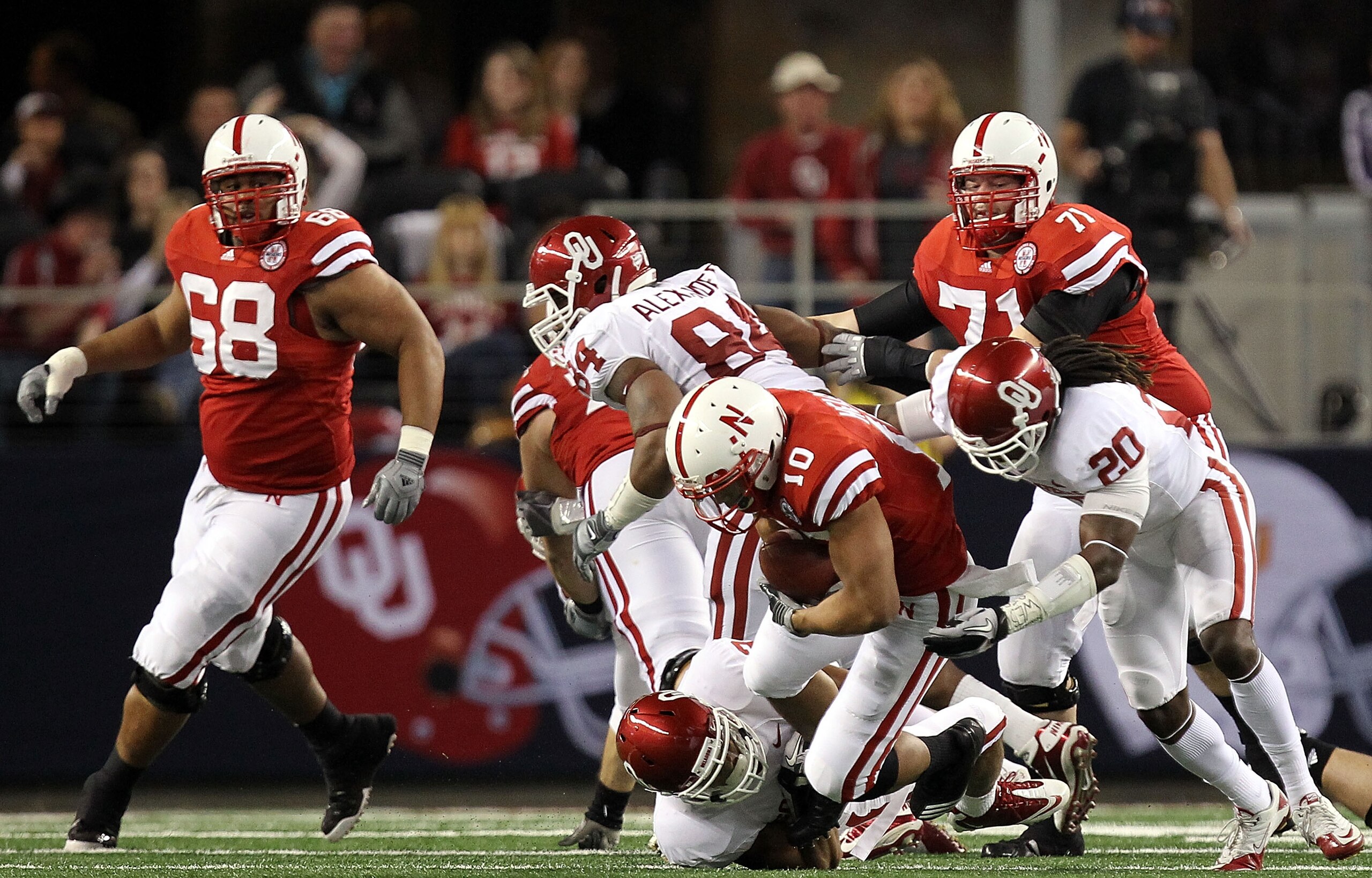 ARLINGTON, TX - DECEMBER 04:  Running back Roy Helu Jr. #10 of the Nebraska Cornhuskers runs the ball against Quinton Carter #20 of the Oklahoma Sooners during the Big 12 Championship at Cowboys Stadium on December 4, 2010 in Arlington, Texas.  (Photo by