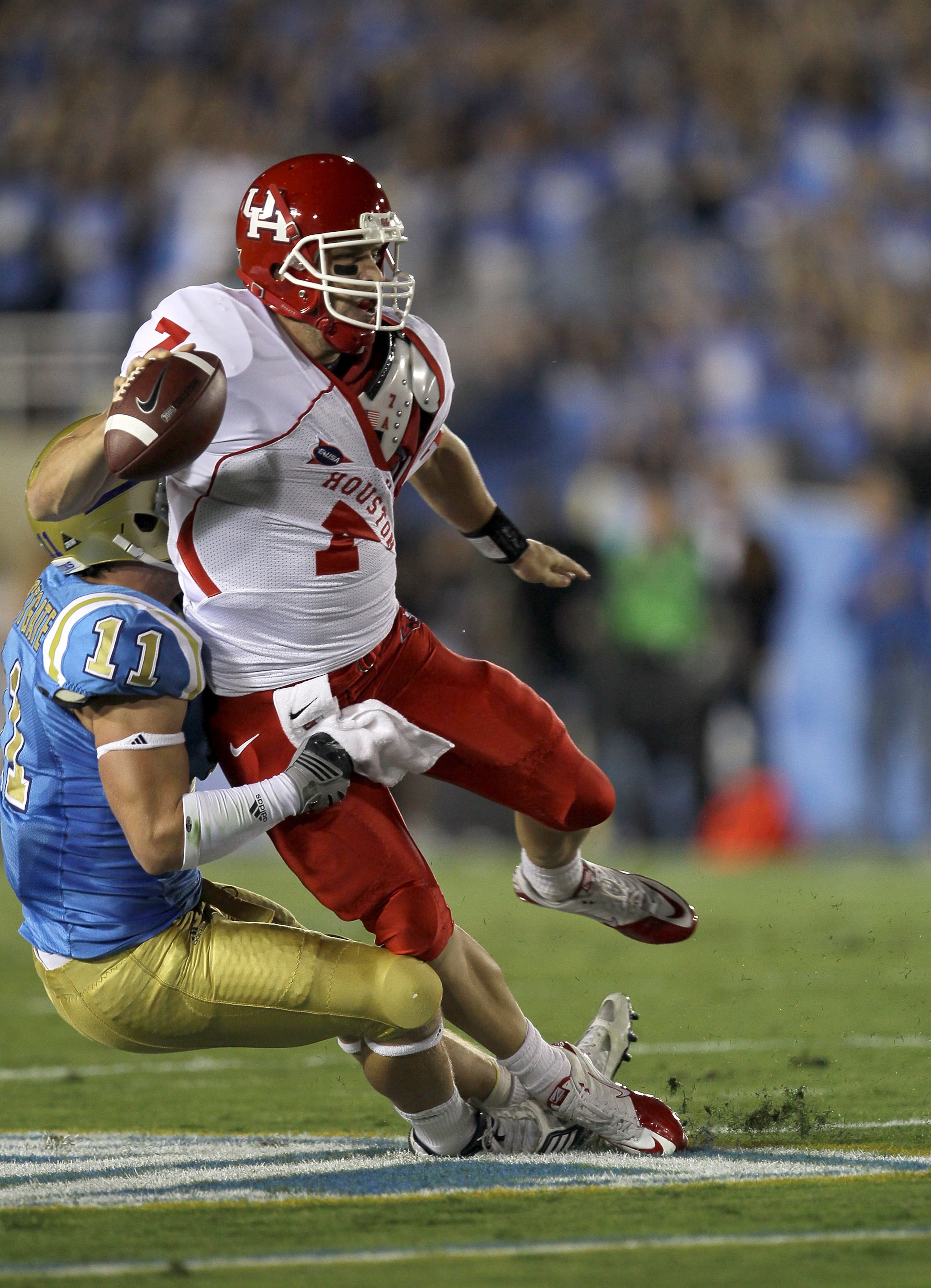 PASADENA, CA - SEPTEMBER 18:  Quarterback Case Keenum #7 of the Houston Cougars is tied up by linebacker Sean Westgate #11 of the UCLA Bruins at the Rose Bowl on September 18, 2010 in Pasadena, California.  (Photo by Stephen Dunn/Getty Images)