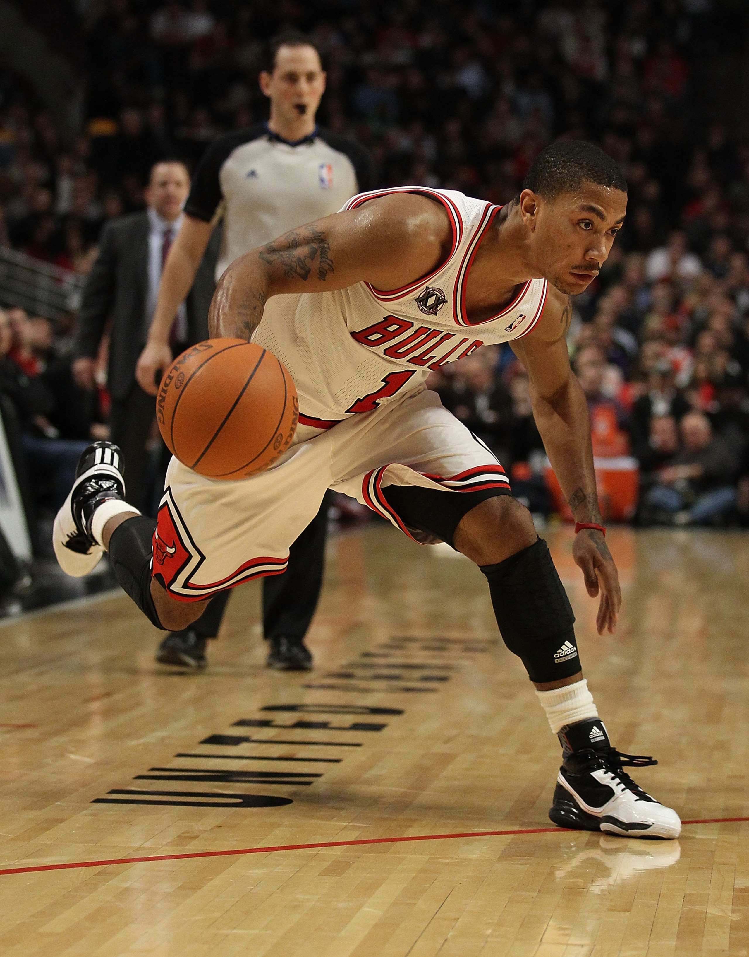 CHICAGO, IL - DECEMBER 10: Derrick Rose #1 of the Chicago Bulls drives against the Los Angeles Lakers at the United Center on December 10, 2010 in Chicago, Illinois. The Bulls defeated the Lakers 88-84. NOTE TO USER: User expressly acknowledges and agrees