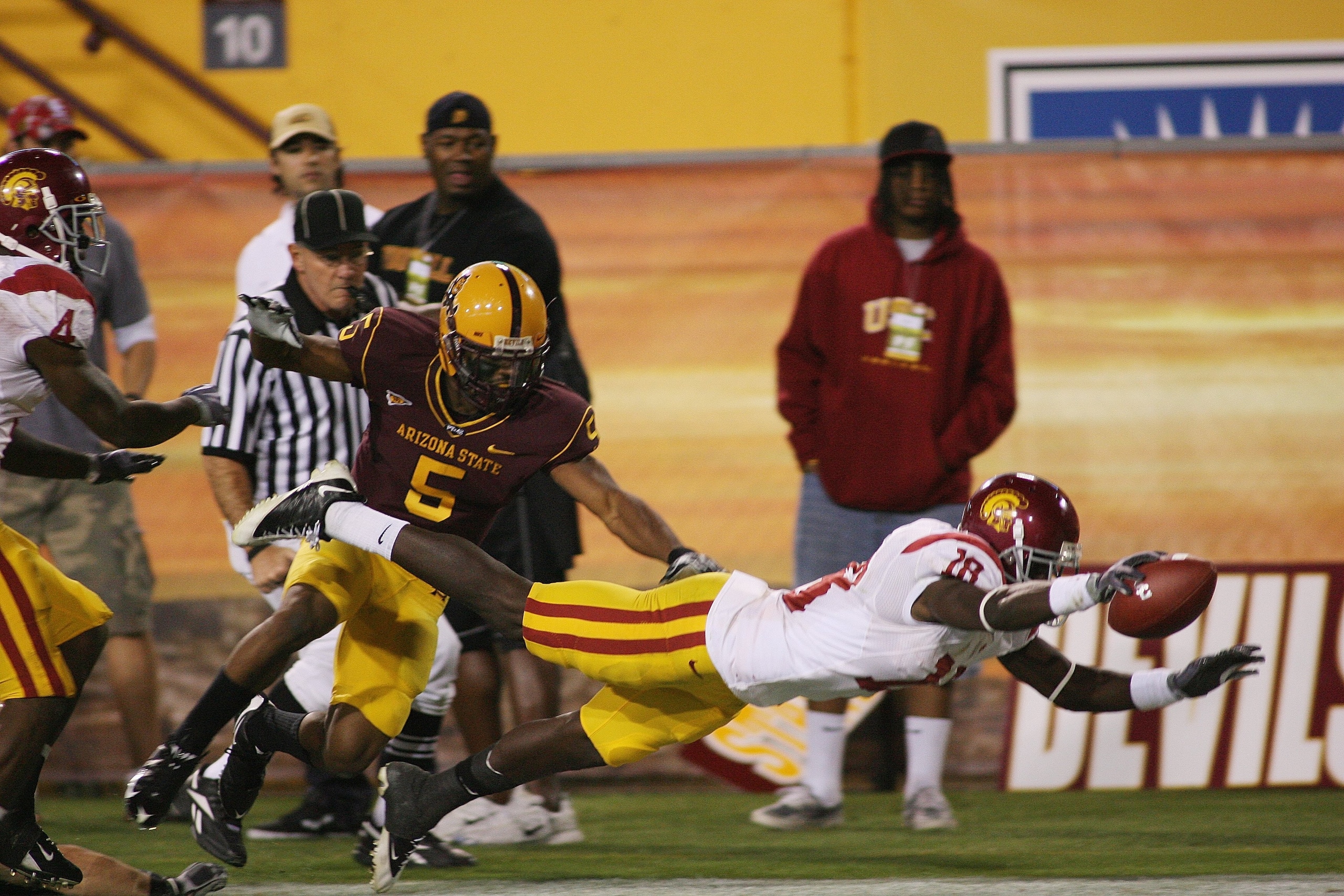 TEMPE, AZ - NOVEMBER 7:  Wide receiver Damian Williams #18 of the USC Trojans dives for the endzone with the ball on a 75 yard touchdown reception against Terell Carr #5 of the Arizona State Sun Devils in the third quarter on November 7, 2009 at Sun Devil