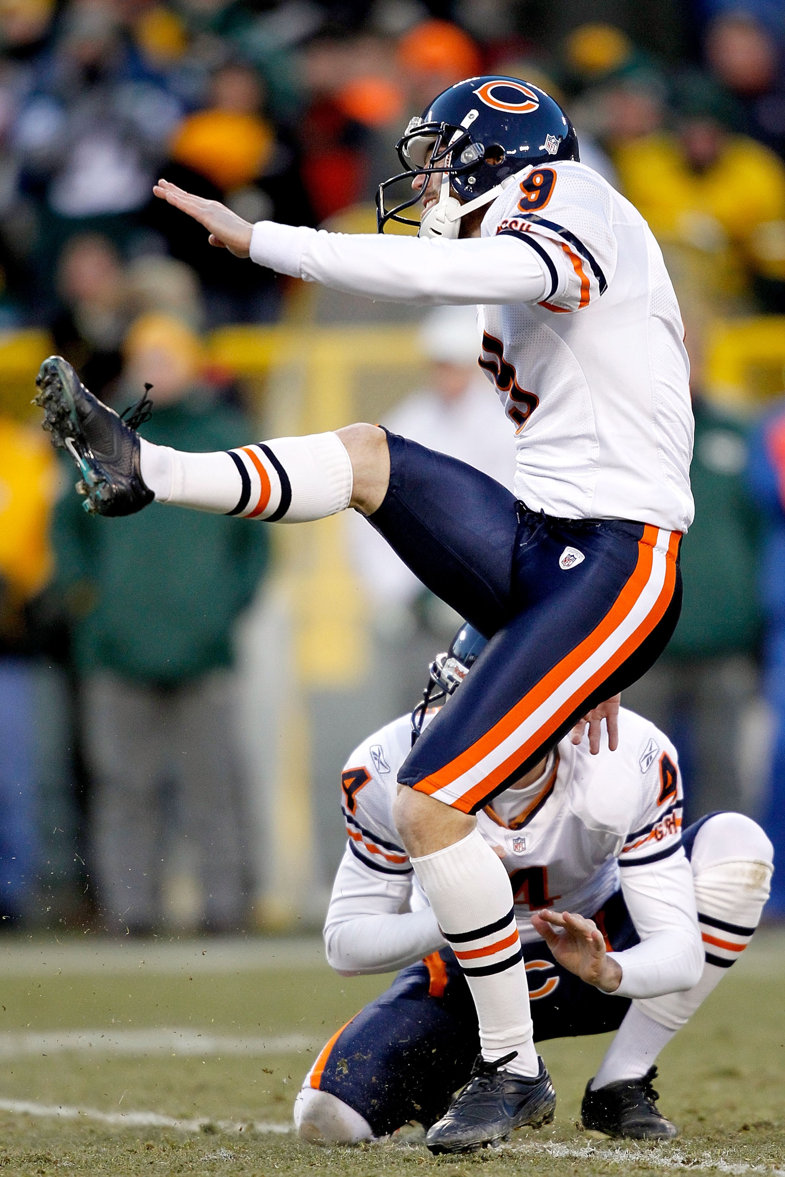 GREEN BAY, WI - JANUARY 02:  Robbie Gould #9 of the Chicago Bears kicks a field goal against the Green Bay Packers at Lambeau Field on January 2, 2011 in Green Bay, Wisconsin.  (Photo by Matthew Stockman/Getty Images)