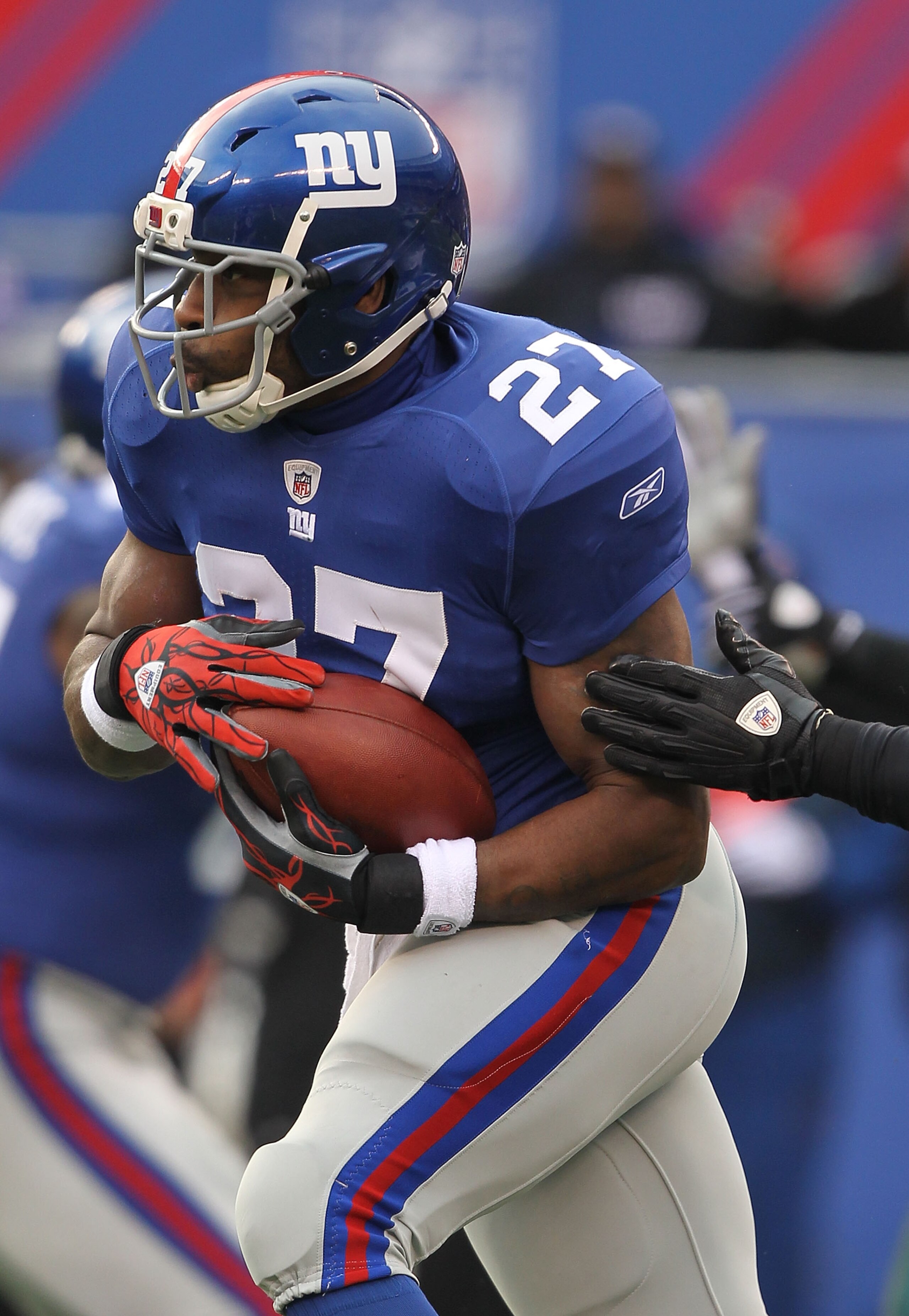 EAST RUTHERFORD, NJ - DECEMBER 19:  Brandon Jacobs #27 of the New York Giants runs with the ball against  the Philadelphia Eagles during their game on December 19, 2010 at The New Meadowlands Stadium in East Rutherford, New Jersey.  (Photo by Al Bello/Get