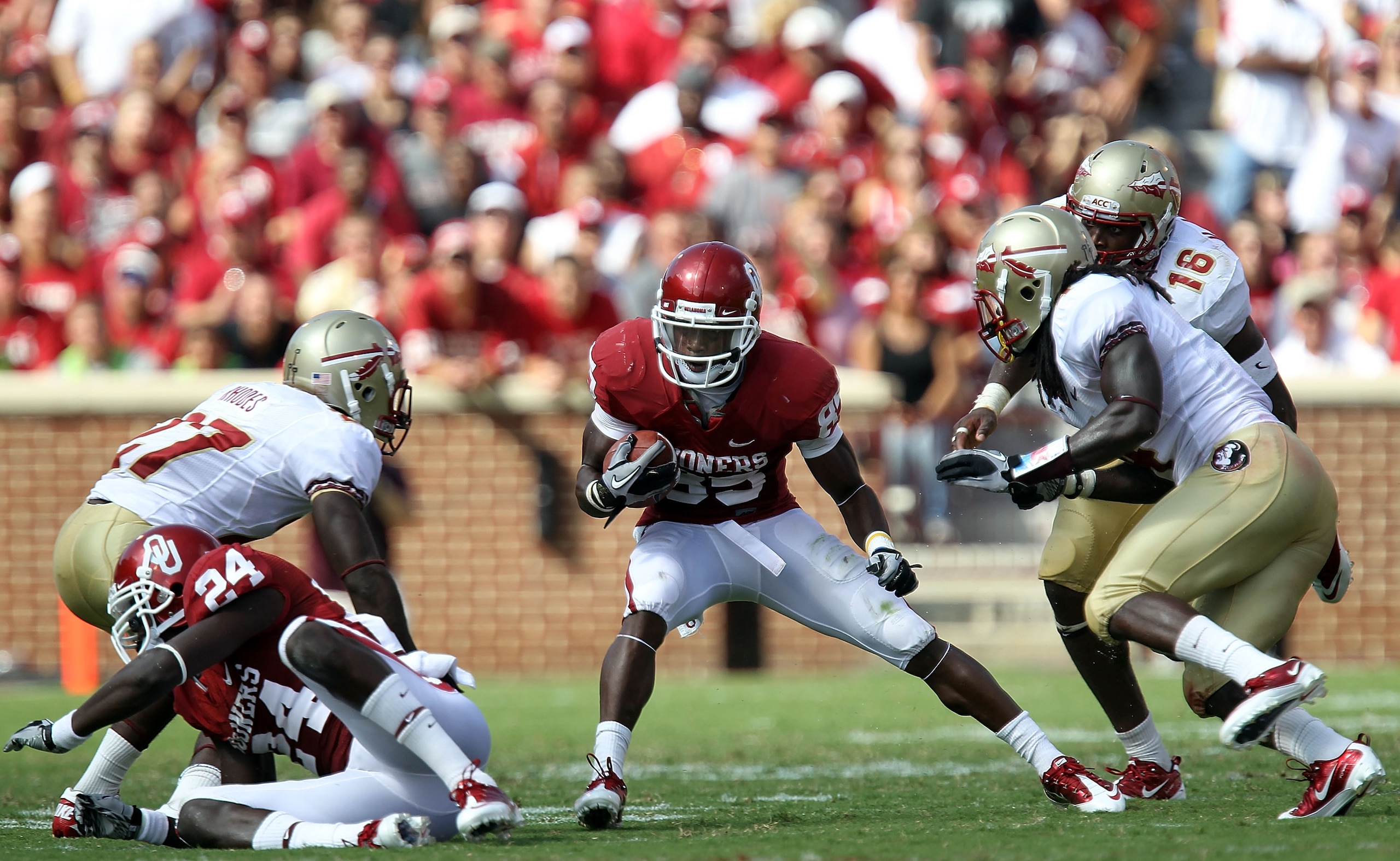 NORMAN, OK - SEPTEMBER 11:  Wide receiver Ryan Broyles #85 of the Oklahoma Sooners runs the ball against the Florida State Seminoles at Gaylord Family Oklahoma Memorial Stadium on September 11, 2010 in Norman, Oklahoma.  (Photo by Ronald Martinez/Getty Im