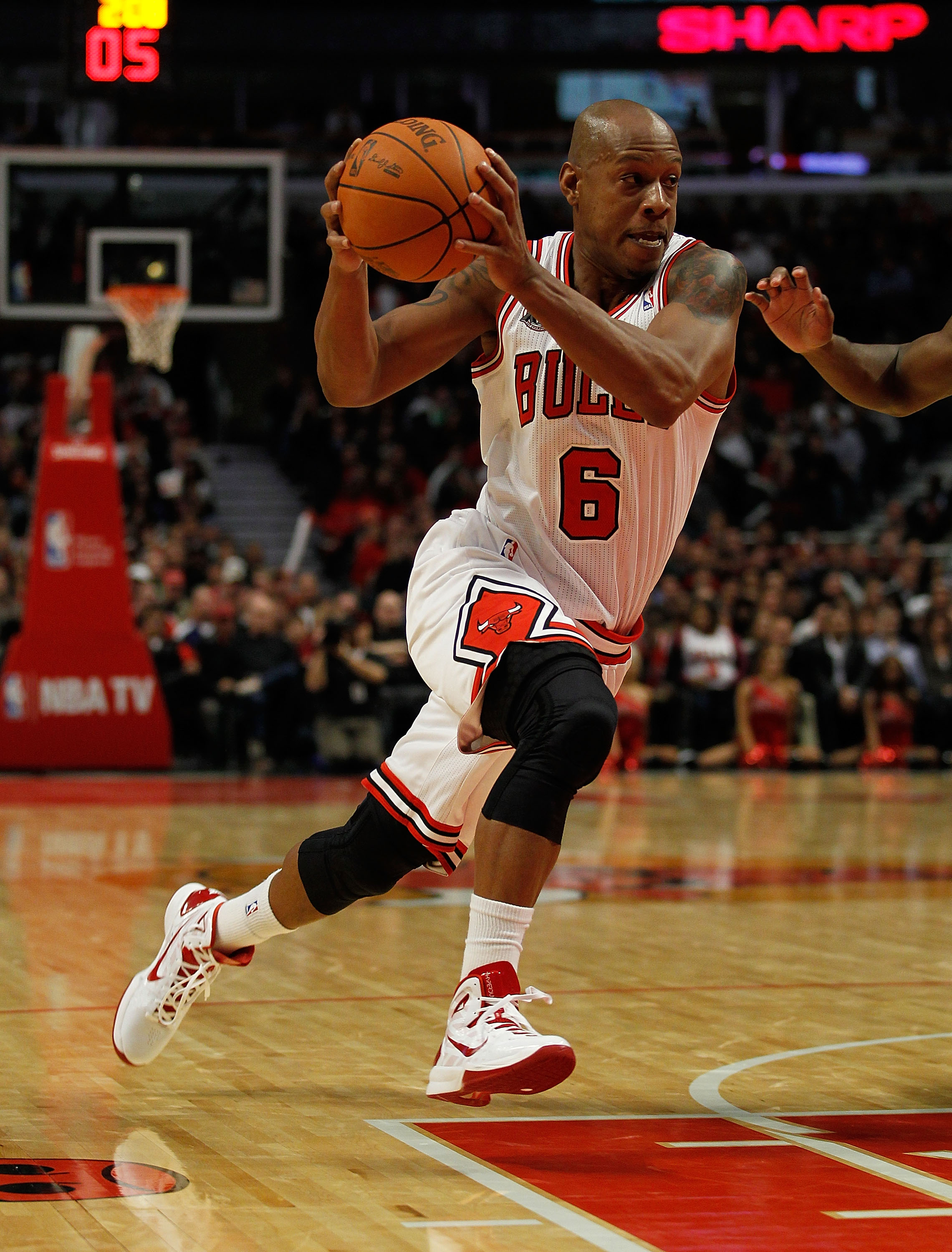 CHICAGO - NOVEMBER 04: Keith Bogans #6 of the Chicago Bulls drives to the lane against the New York Knicks at the United Center on November 4, 2010 in Chicago, Illinois. The Knicks defeated the Bulls 120-112. NOTE TO USER: User expressly acknowledges and 