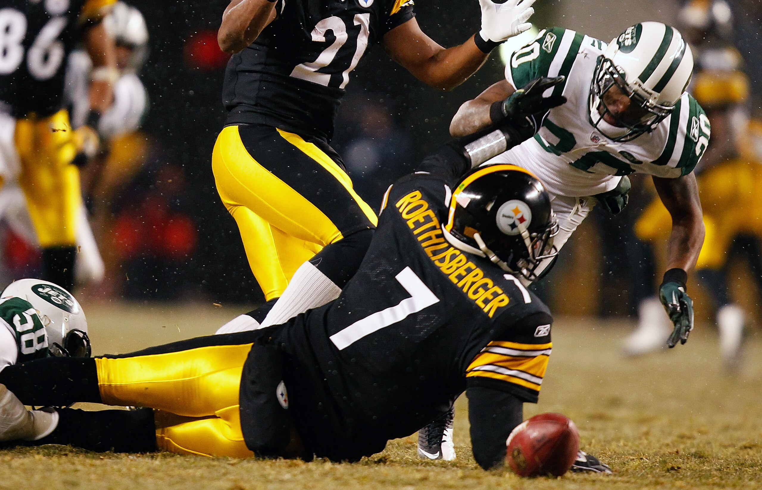 PITTSBURGH - DECEMBER 19:  Drew Coleman #30 of the New York Jets reaches for a loose ball in front of Ben Roethlisberger #7 of the Pittsburgh Steelers during the game on December 19, 2010 at Heinz Field in Pittsburgh, Pennsylvania.  (Photo by Jared Wicker