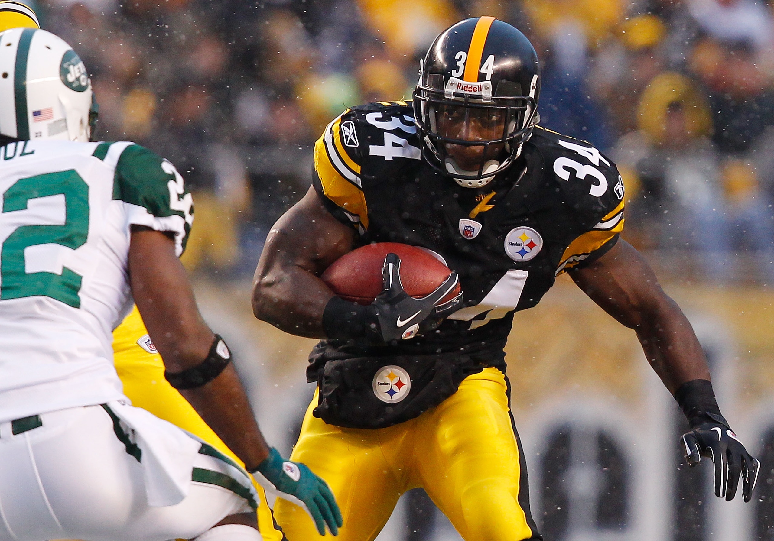 PITTSBURGH - DECEMBER 19:  Rashard Mendenhall #34 of the Pittsburgh Steelers runs with the ball against the New York Jets during the game on December 19, 2010 at Heinz Field in Pittsburgh, Pennsylvania.  (Photo by Jared Wickerham/Getty Images)