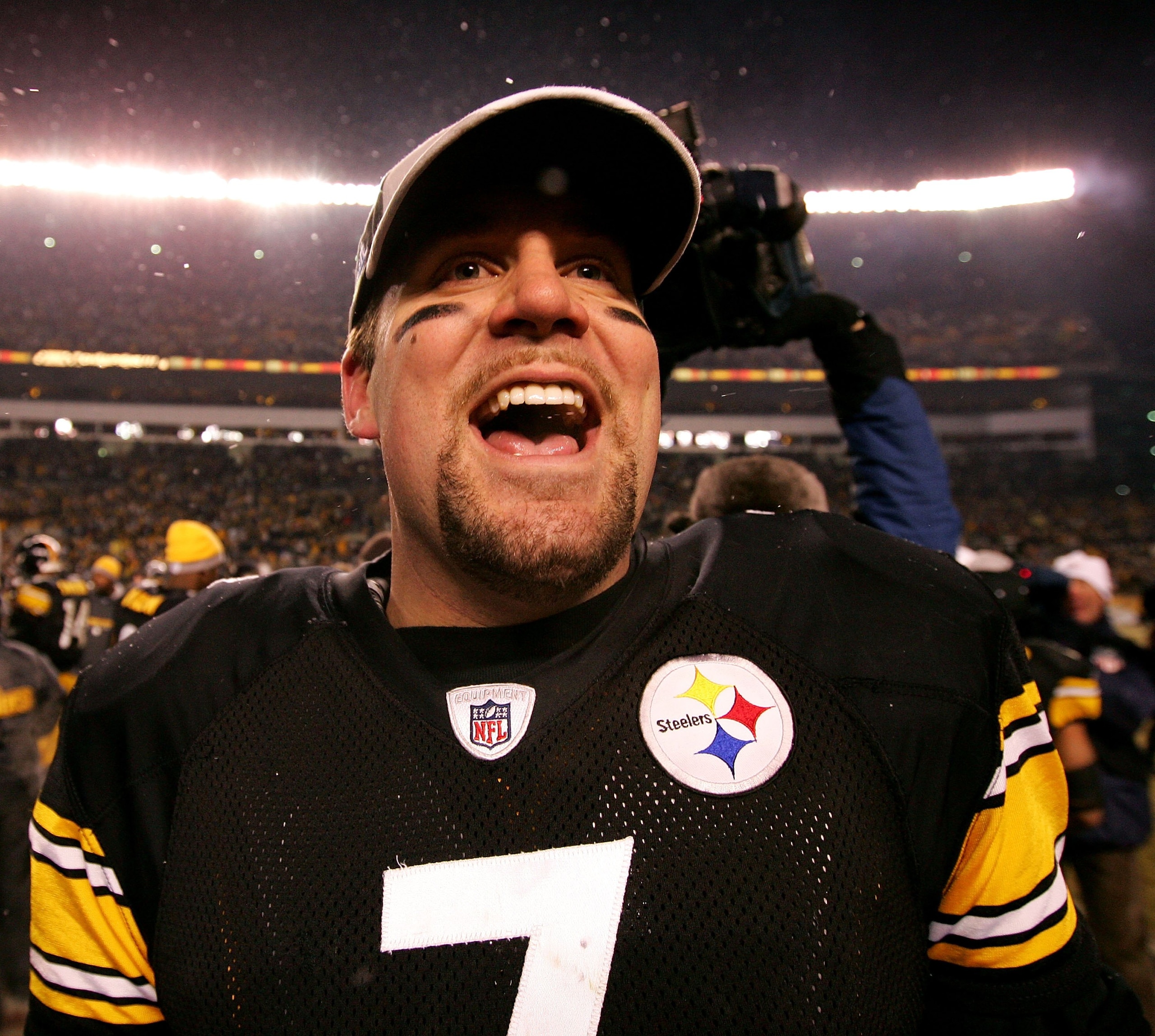 PITTSBURGH - JANUARY 18:  Ben Roethlisberger #7 of the Pittsburgh Steelers celebrates their 23-14 win against the Baltimore Ravens during the AFC Championship game on January 18, 2009 at Heinz Field in Pittsburgh, Pennsylvania.  (Photo by Al Bello/Getty I