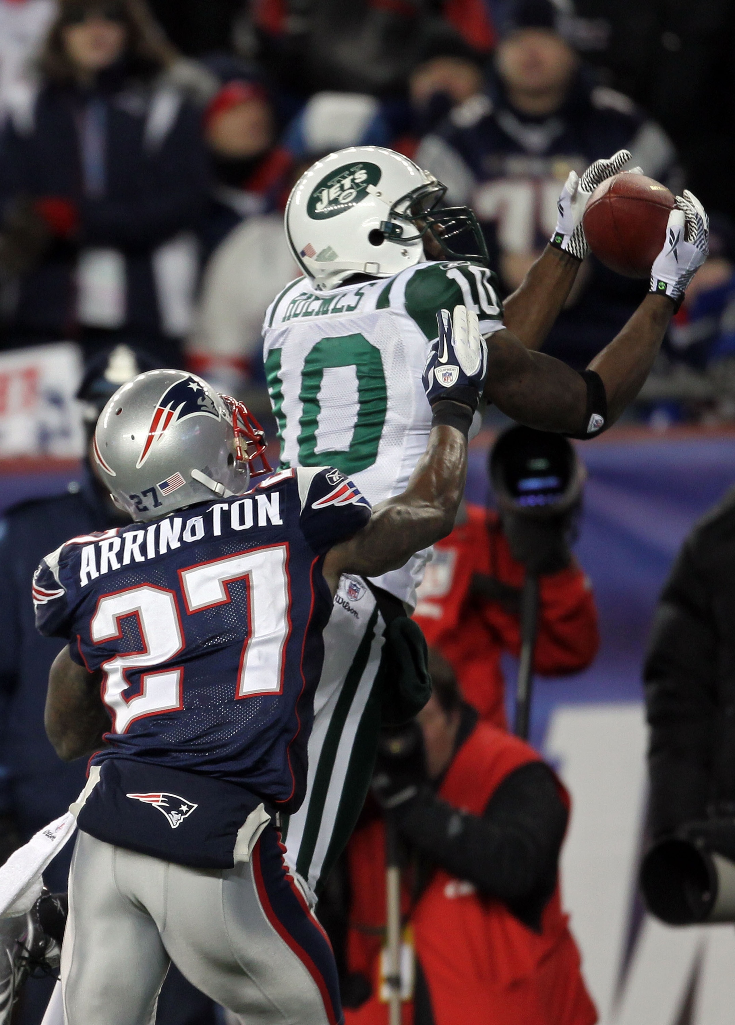 FOXBORO, MA - JANUARY 16:  Santonio Holmes #10 of the New York Jets makes a fourth quarter touchdown reception over Kyle Arrington #27 of the New England Patriots during their 2011 AFC divisional playoff game at Gillette Stadium on January 16, 2011 in Fox