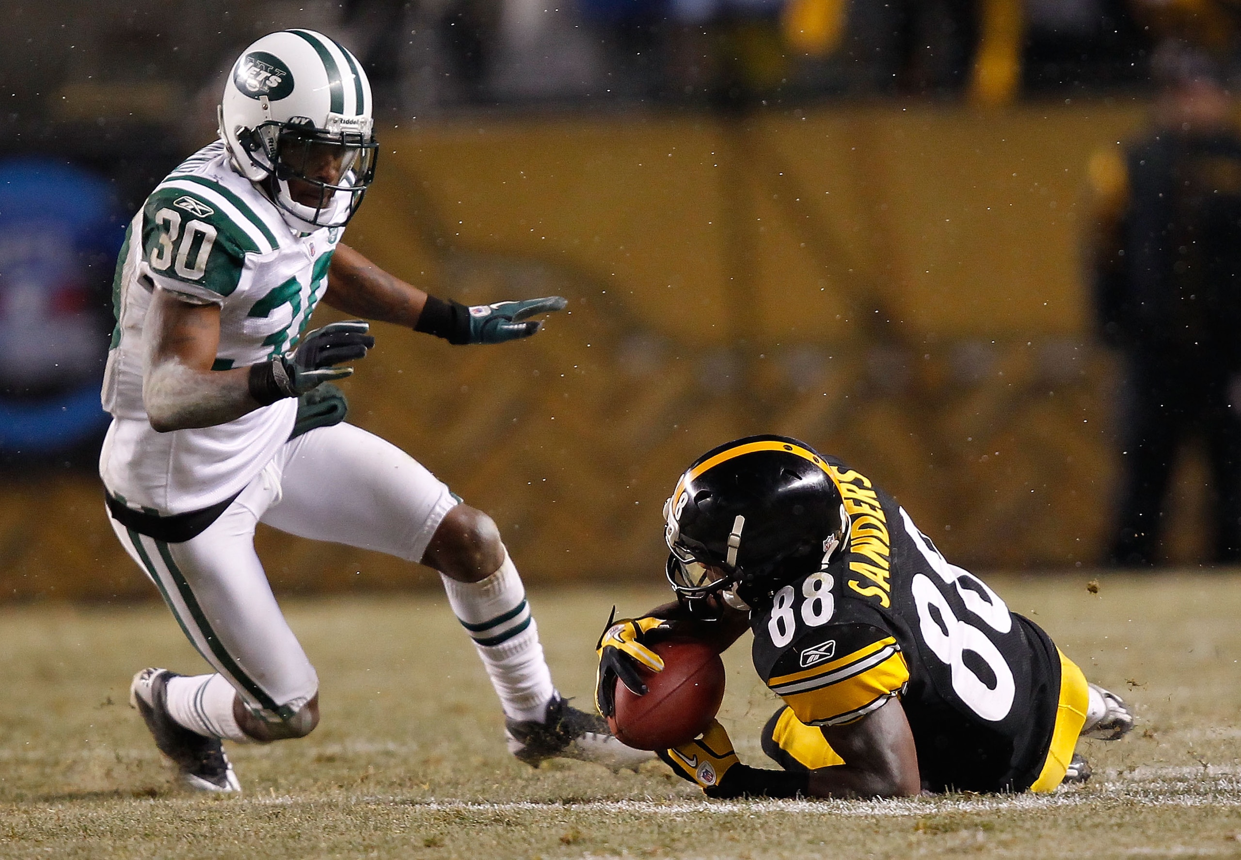 PITTSBURGH, PA - DECEMBER 19: Drew Coleman #30 of the New York Jets runs to make a tackle on Emmanuel Sanders #88 of the Pittsburgh Steelers during the game on December 19, 2010 at Heinz Field in Pittsburgh, Pennsylvania. (Photo by Jared Wickerham/Getty PITTSBURGH, PA - DECEMBER 19: Drew Coleman #30 of the New York Jets runs to make a tackle on Emmanuel Sanders #88 of the Pittsburgh Steelers during the game on December 19, 2010 at Heinz Field in Pittsburgh, Pennsylvania. (Photo by Jared Wickerham/Getty