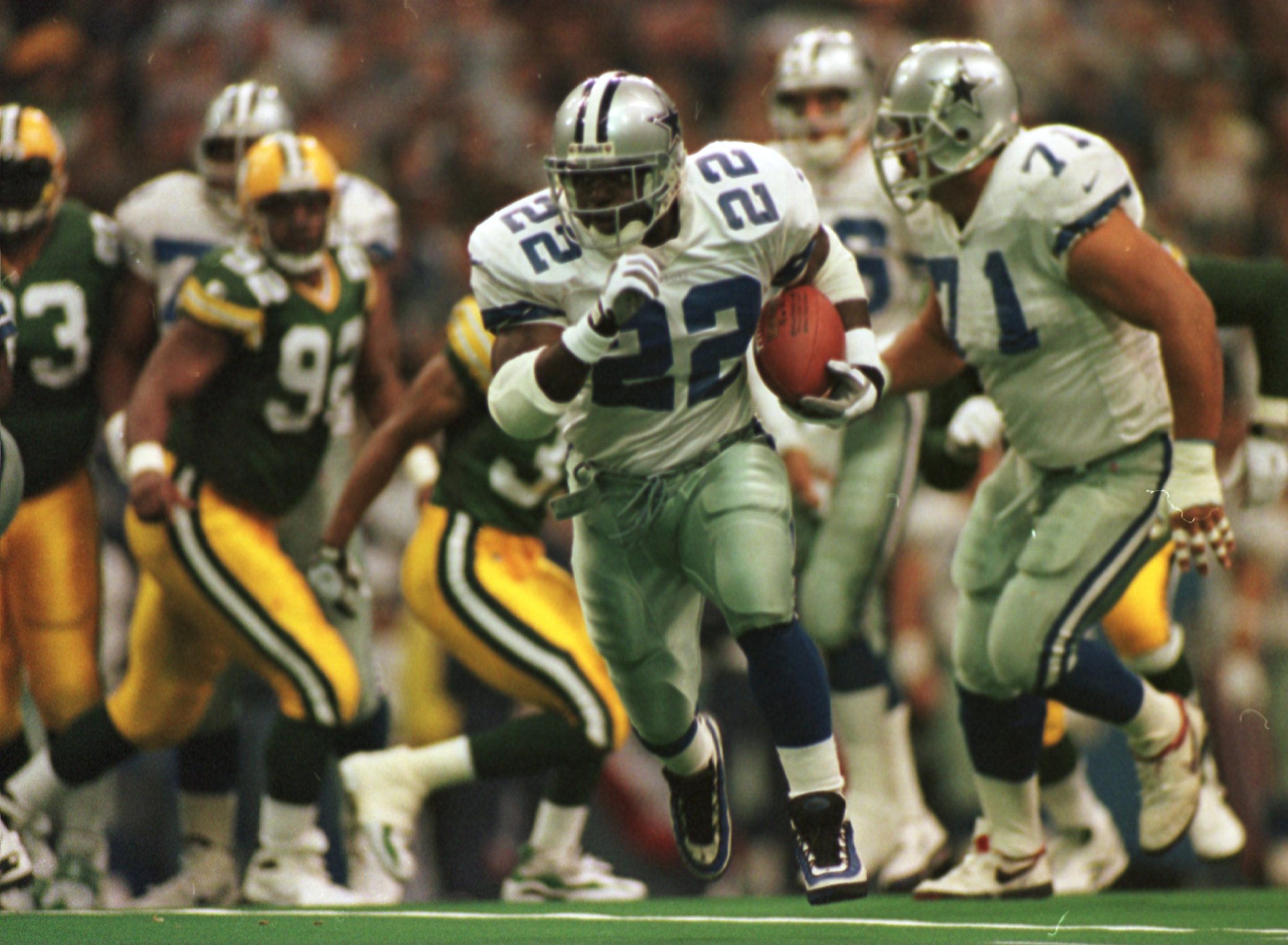 18 Nov 1996:  Running back Emmitt Smith of the Dallas Cowboys runs with the ball during the first half of the Cowboys game against the Green Bay Packers at Texas Stadium in Irving, Texas. Mandatory Credit: Brian Bahr/ALLSPORT