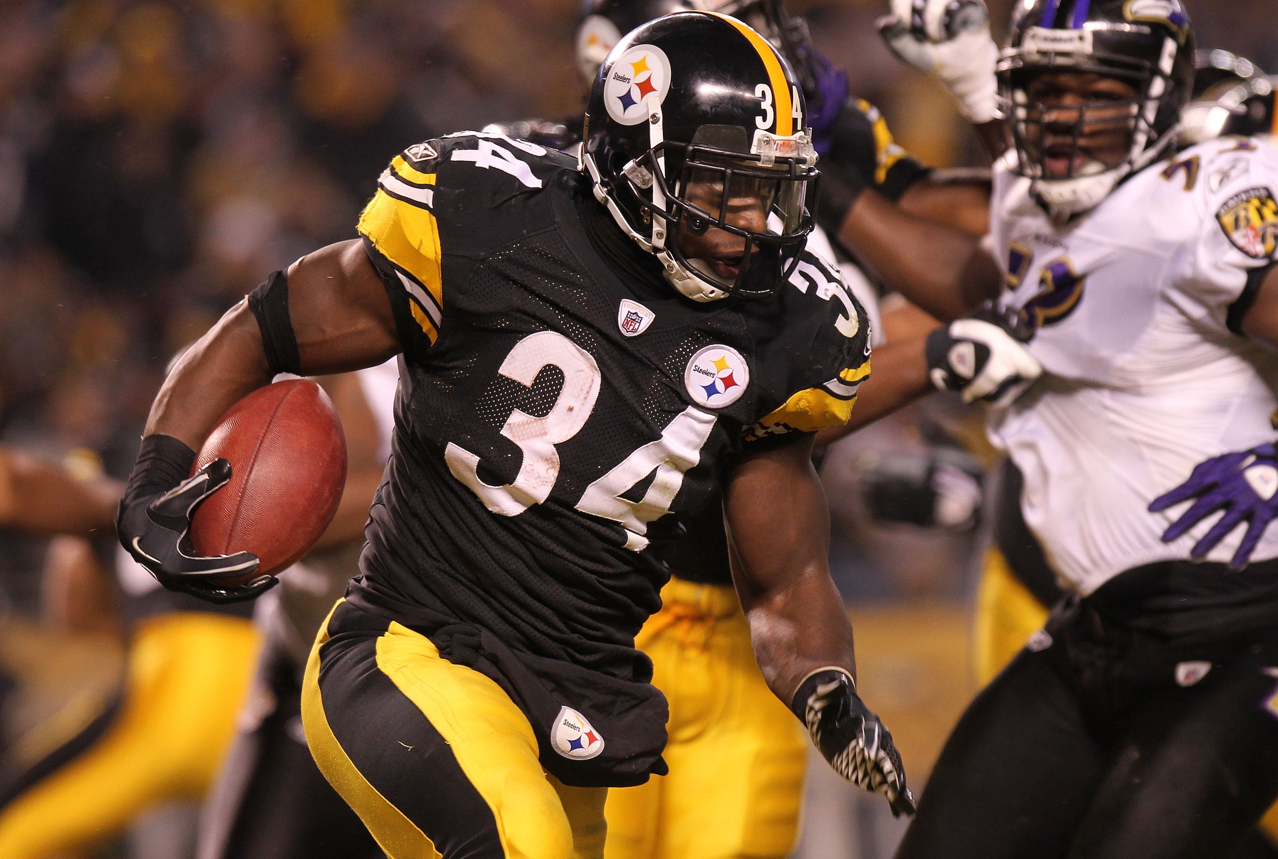 PITTSBURGH, PA - JANUARY 15: Running back Rashard Mendenhall #34 of the Pittsburgh Steelers rushes against the Baltimore Ravens during the AFC Divisional Playoff Game at Heinz Field on January 15, 2011 in Pittsburgh, Pennsylvania. (Photo by Nick Laham/G PITTSBURGH, PA - JANUARY 15: Running back Rashard Mendenhall #34 of the Pittsburgh Steelers rushes against the Baltimore Ravens during the AFC Divisional Playoff Game at Heinz Field on January 15, 2011 in Pittsburgh, Pennsylvania. (Photo by Nick Laham/G