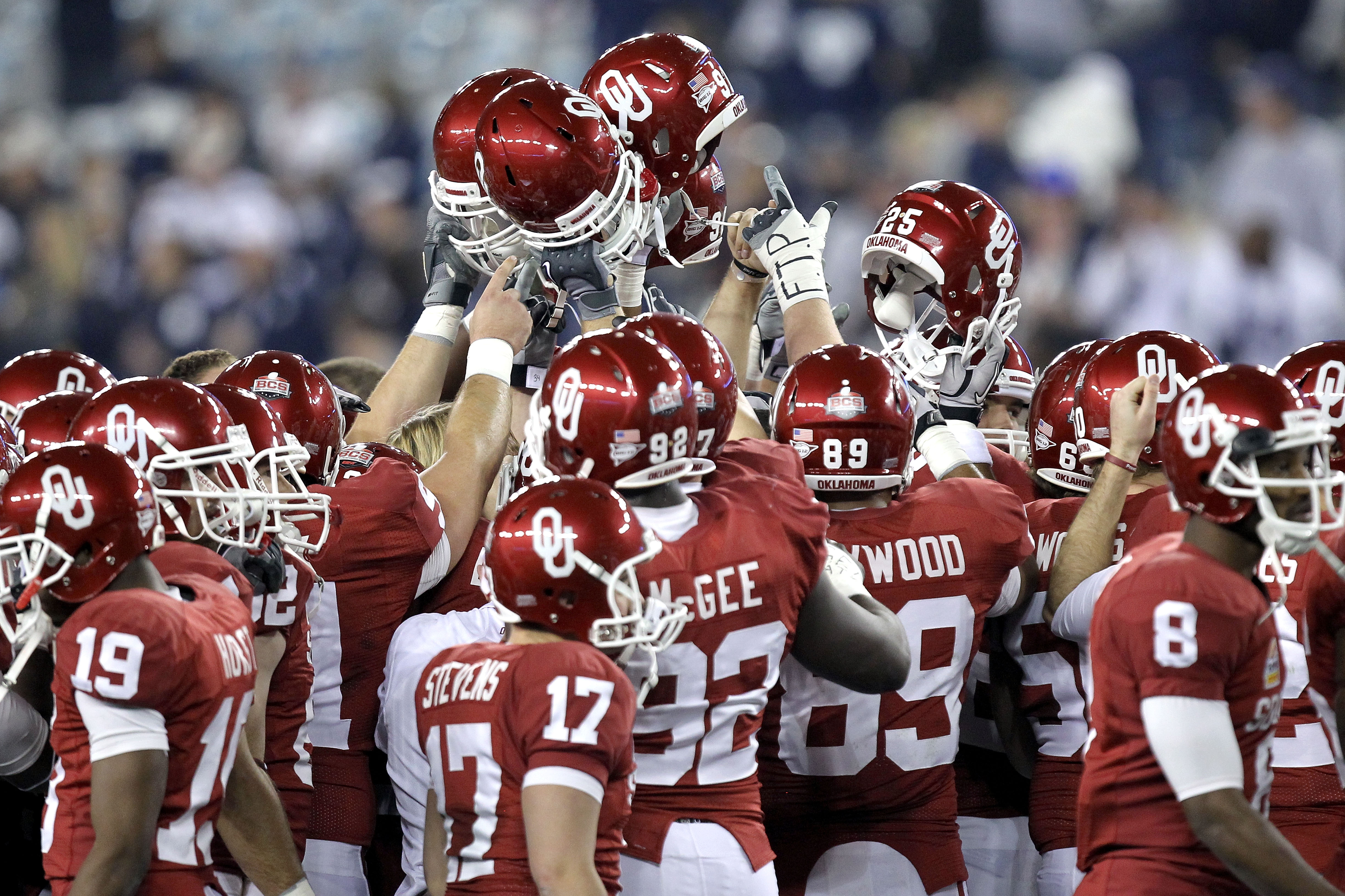 GLENDALE, AZ - JANUARY 01:  Oklahoma Sooners huddle before taking on the Connecticut Huskies in the Tostitos Fiesta Bowl at the Universtity of Phoenix Stadium on January 1, 2011 in Glendale, Arizona.  (Photo by Ronald Martinez/Getty Images)