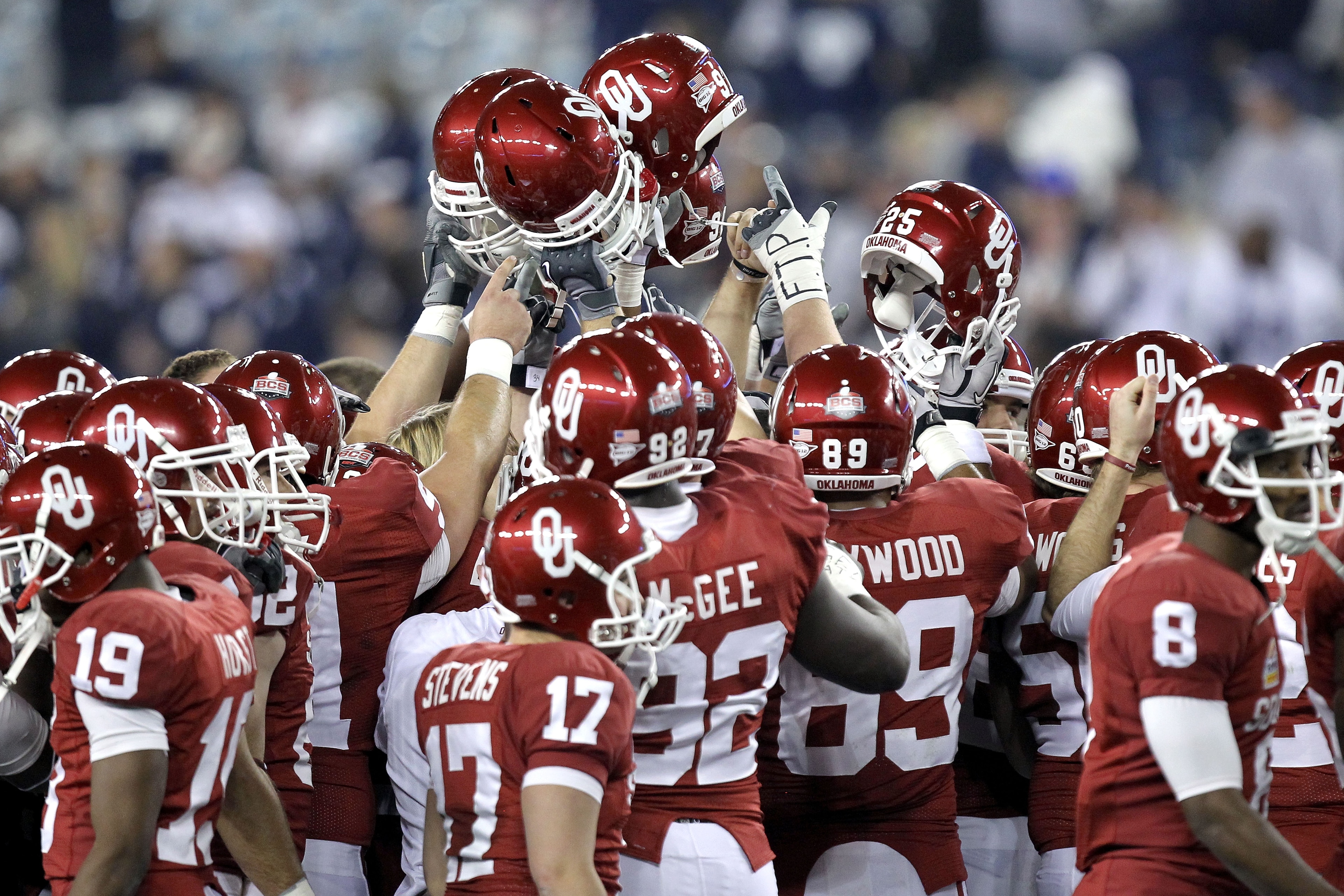 GLENDALE, AZ - JANUARY 01: Oklahoma Sooners huddle before taking on the Connecticut Huskies in the Tostitos Fiesta Bowl at the Universtity of Phoenix Stadium on January 1, 2011 in Glendale, Arizona. (Photo by Ronald Martinez/Getty Images) GLENDALE, AZ - JANUARY 01: Oklahoma Sooners huddle before taking on the Connecticut Huskies in the Tostitos Fiesta Bowl at the Universtity of Phoenix Stadium on January 1, 2011 in Glendale, Arizona. (Photo by Ronald Martinez/Getty Images)