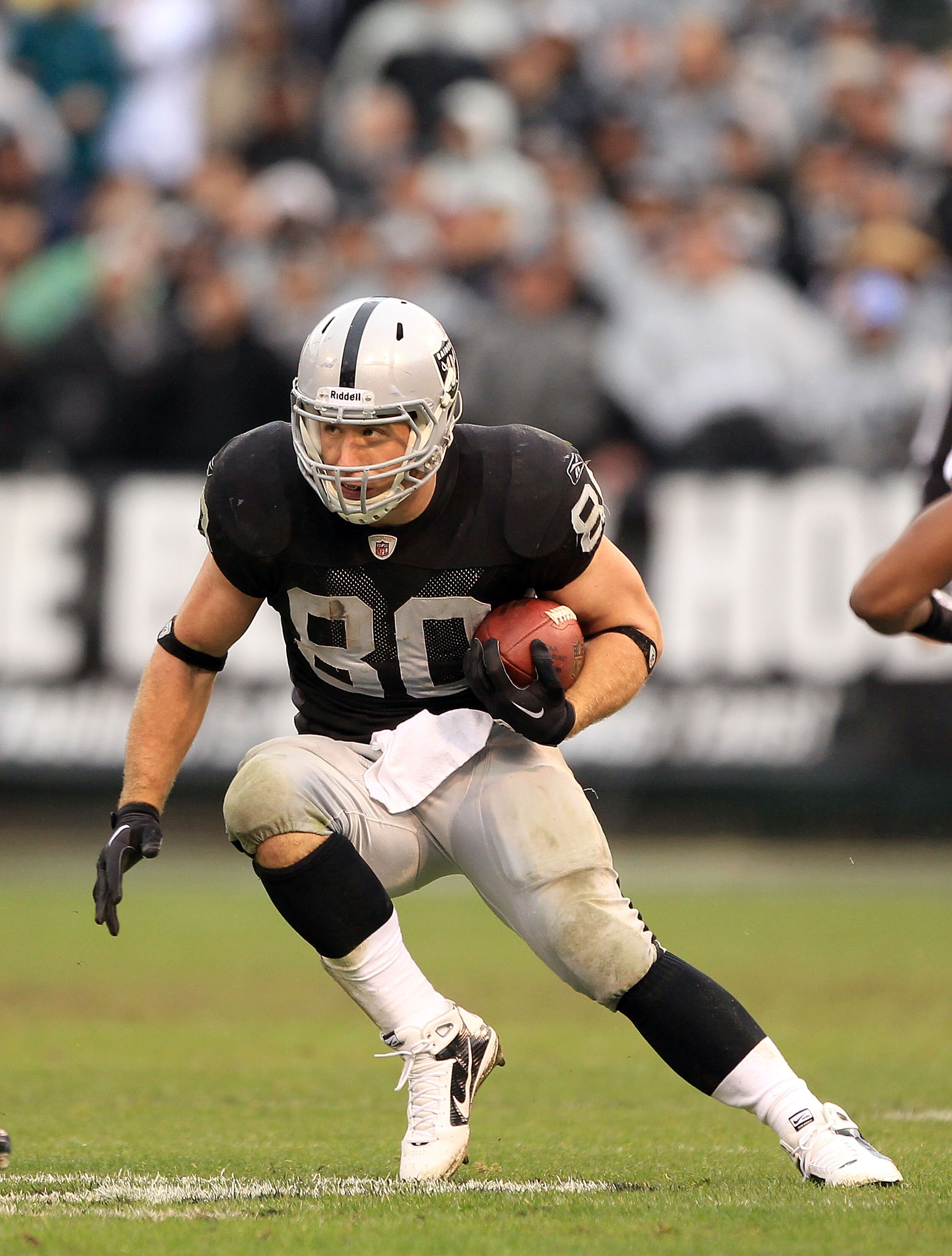 OAKLAND, CA - DECEMBER 19:  Zach Miller #80 of the Oakland Raiders in action during their game against the Denver Broncos at Oakland-Alameda County Coliseum on December 19, 2010 in Oakland, California.  (Photo by Ezra Shaw/Getty Images)