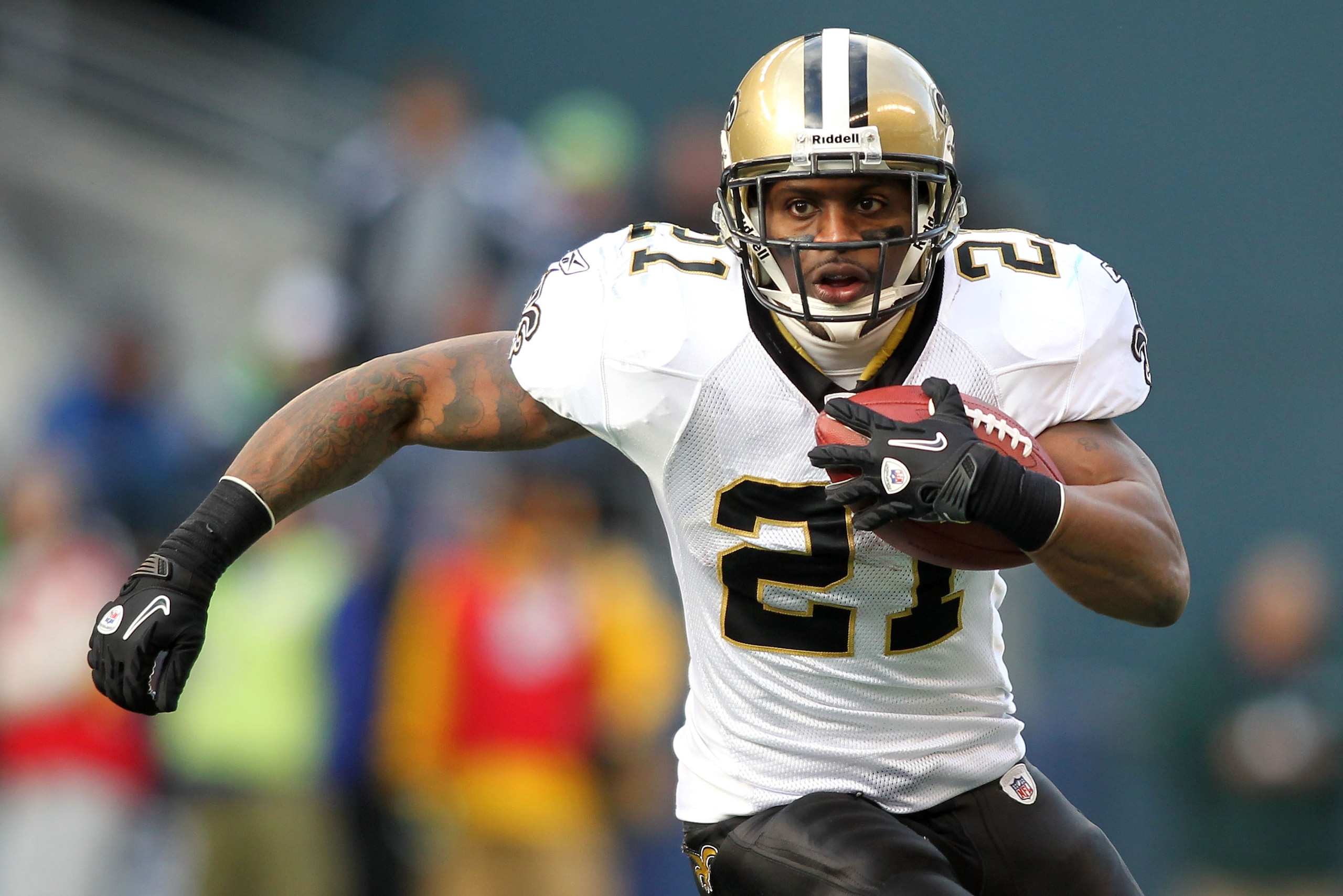 SEATTLE, WA - JANUARY 08:  Julius Jones #21 of the New Orleans Saints runs down field against the Seattle Seahawks during the 2011 NFC wild-card playoff game at Qwest Field on January 8, 2011 in Seattle, Washington.  (Photo by Jonathan Ferrey/Getty Images