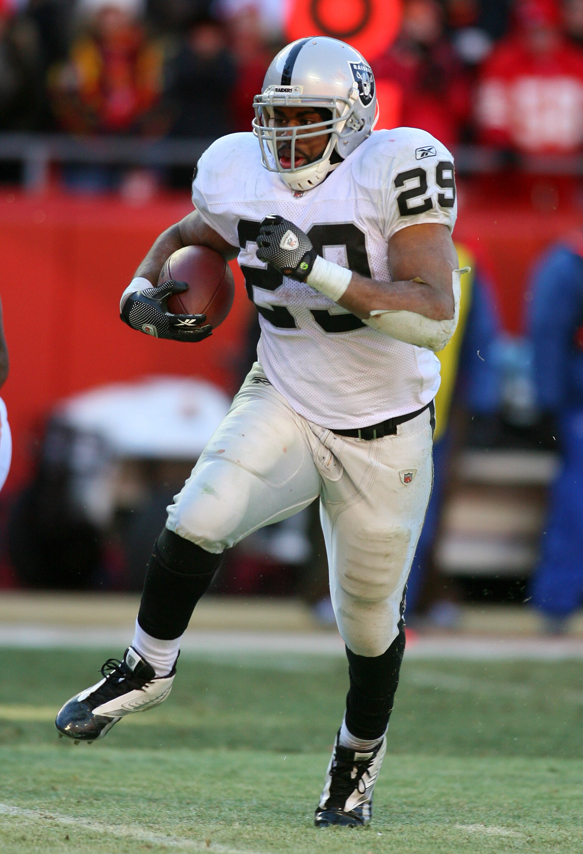 KANSAS CITY, MO - JANUARY 02:  Running back Michael Bush #29 of the Oakland Raiders runs down field in a game against the Kansas City Chiefs at Arrowhead Stadium on January 2, 2011 in Kansas City, Missouri.  (Photo by Tim Umphrey/Getty Images)